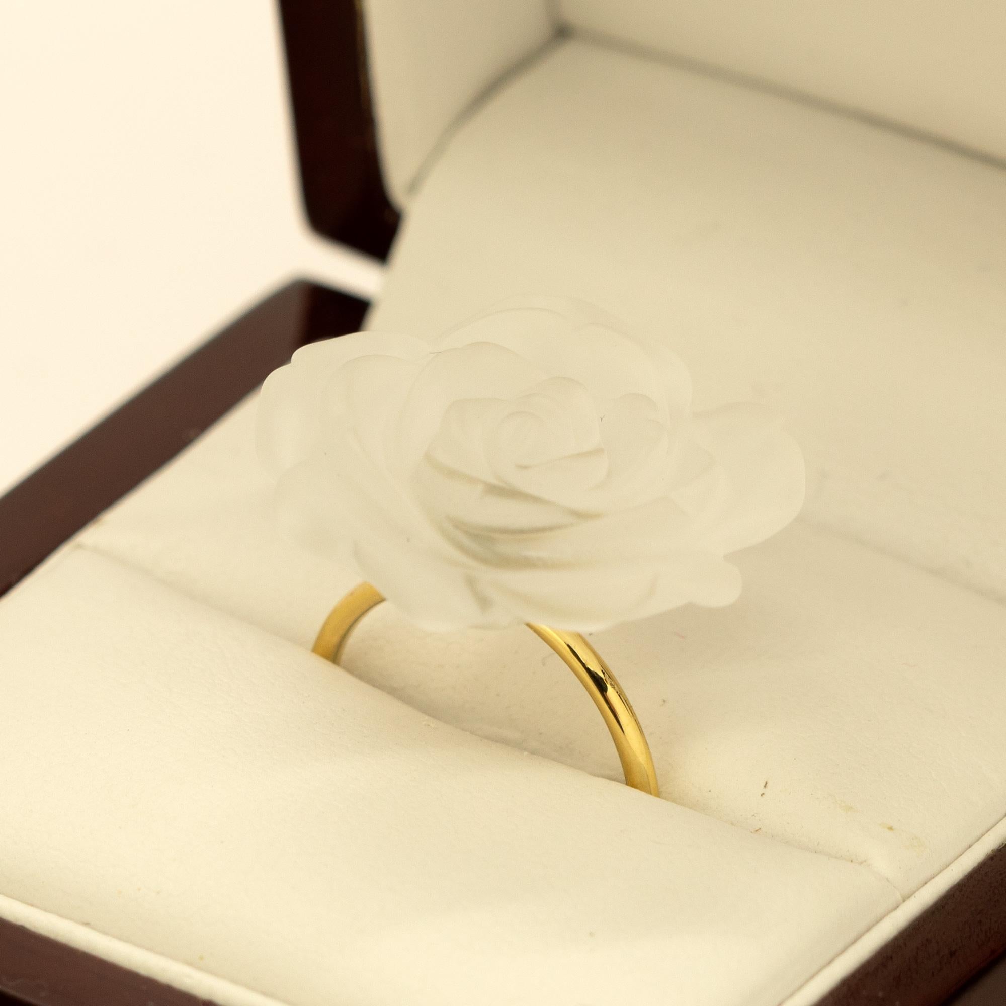 Bague cocktail déco en or jaune 18 carats avec fleur sculptée en cristal de roche Intini Jewels Pour femmes en vente