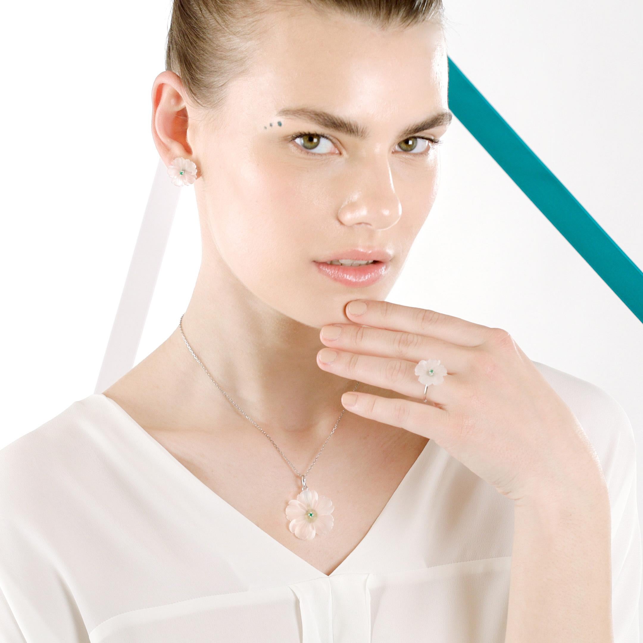 Bague de cocktail en cristal de roche, fleur d'émeraude sculptée en or 18 carats Intini Jewels en vente 6