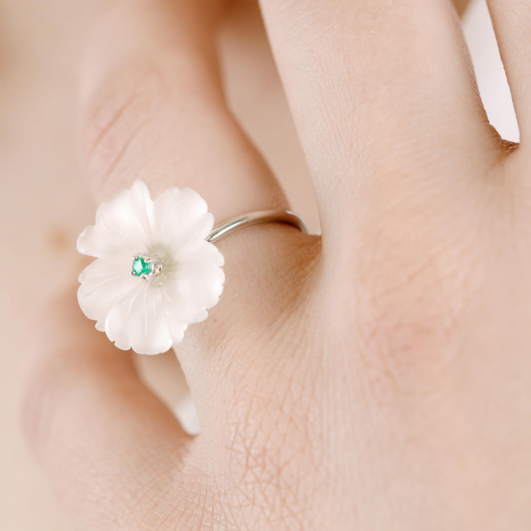 Bague de cocktail en cristal de roche, fleur d'émeraude sculptée en or 18 carats Intini Jewels en vente 7