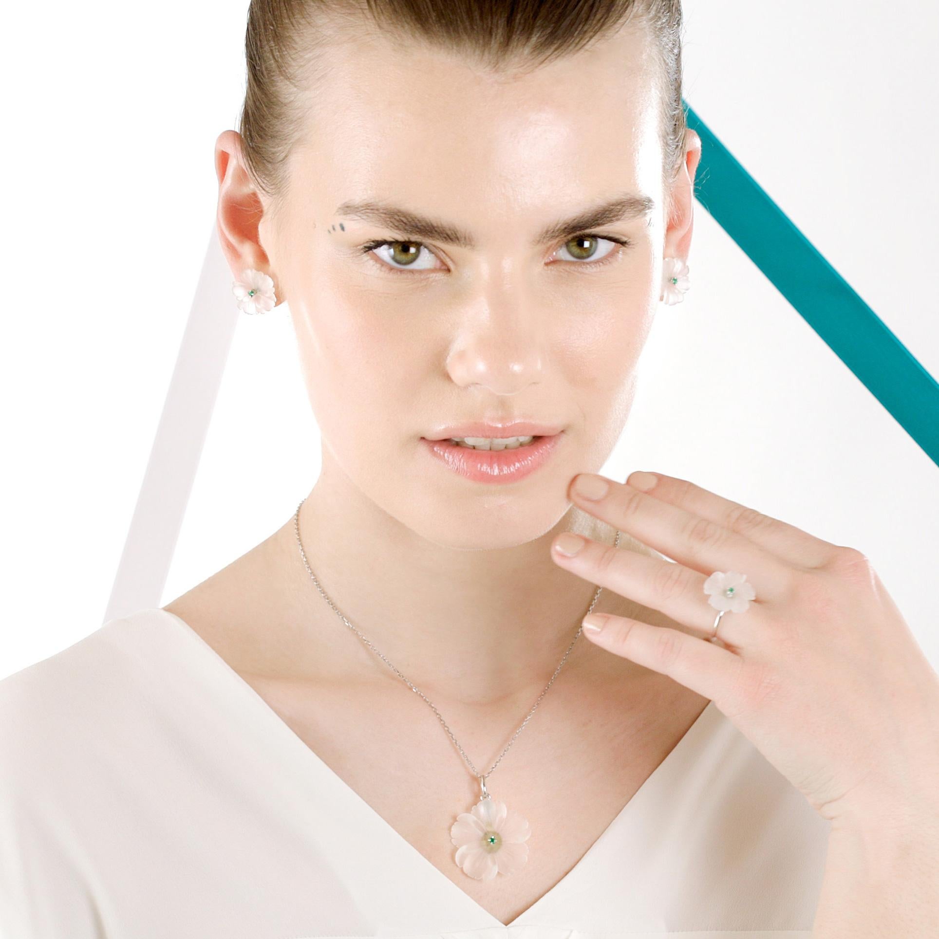 Bague de cocktail en cristal de roche, fleur d'émeraude sculptée en or 18 carats Intini Jewels en vente 9