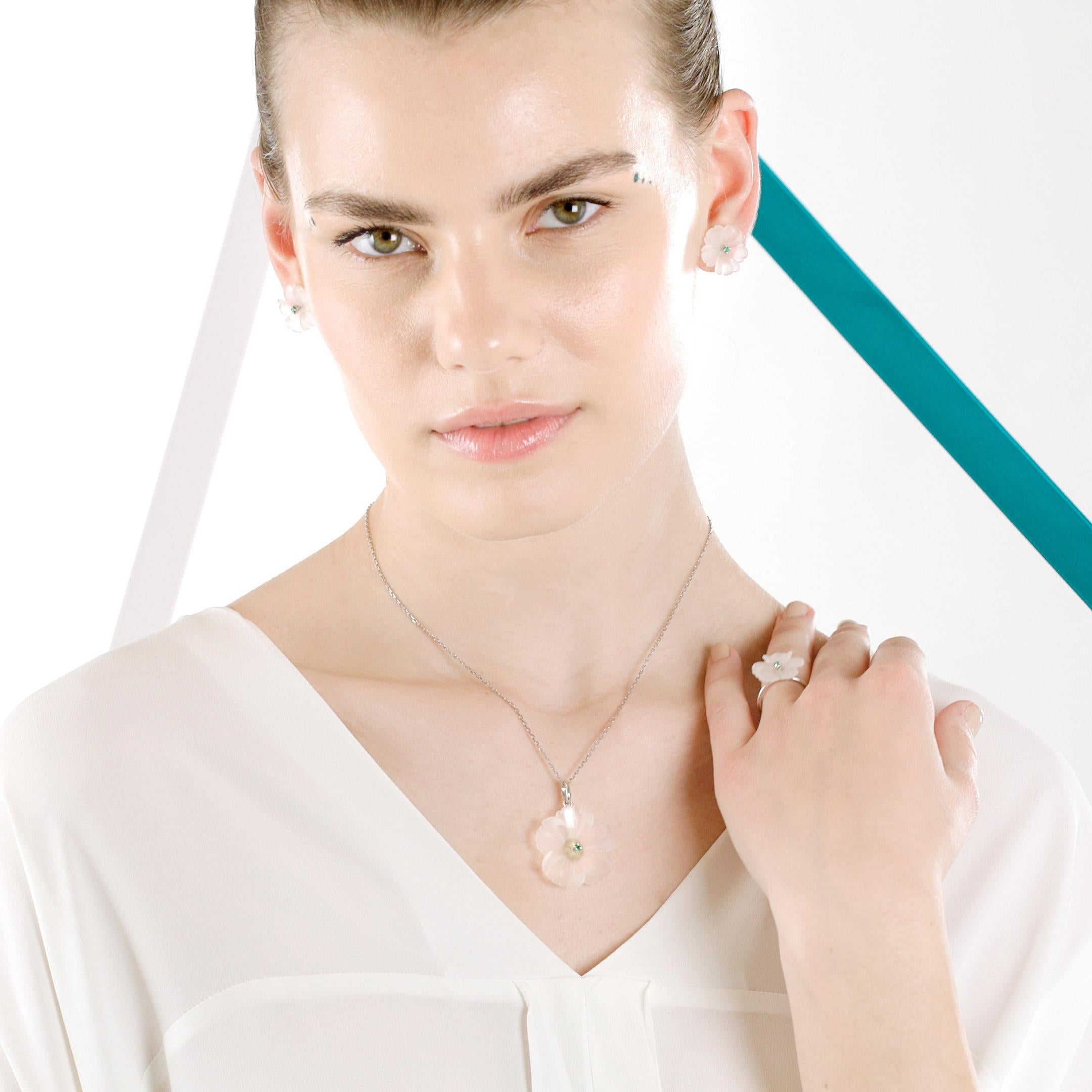 Bague de cocktail en cristal de roche, fleur d'émeraude sculptée en or 18 carats Intini Jewels en vente 13