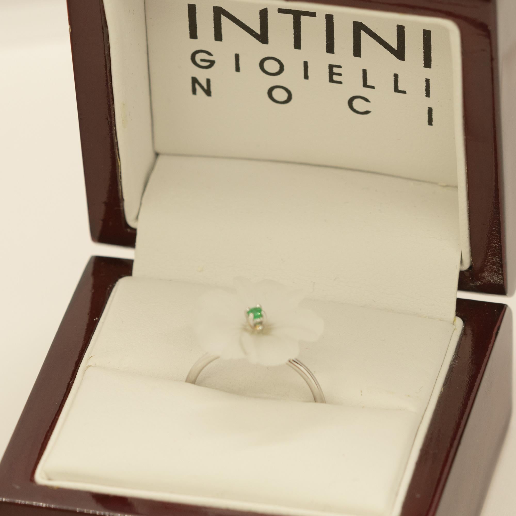 Taille mixte Bague de cocktail en cristal de roche, fleur d'émeraude sculptée en or 18 carats Intini Jewels en vente