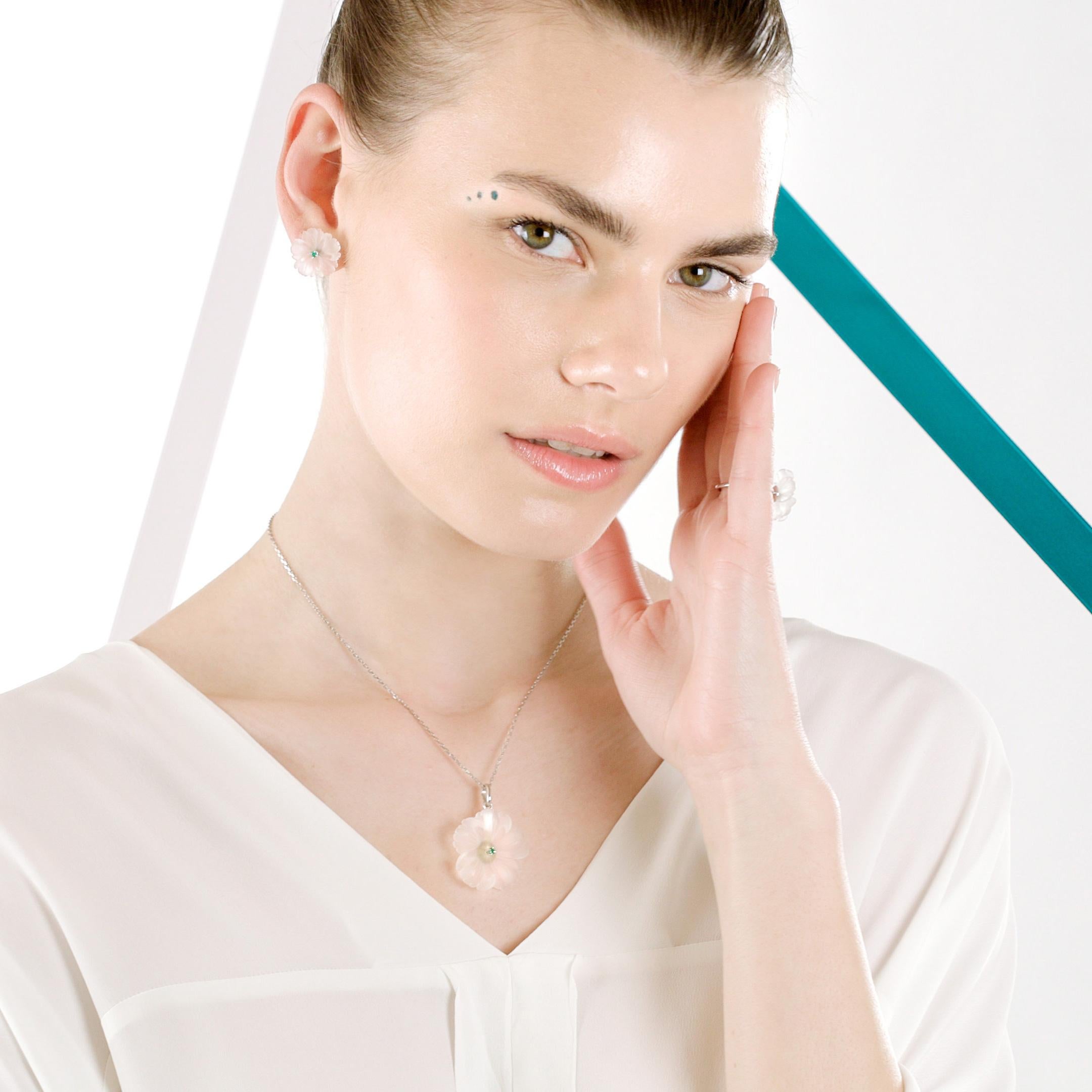 Bague de cocktail en cristal de roche, fleur d'émeraude sculptée en or 18 carats Intini Jewels en vente 14