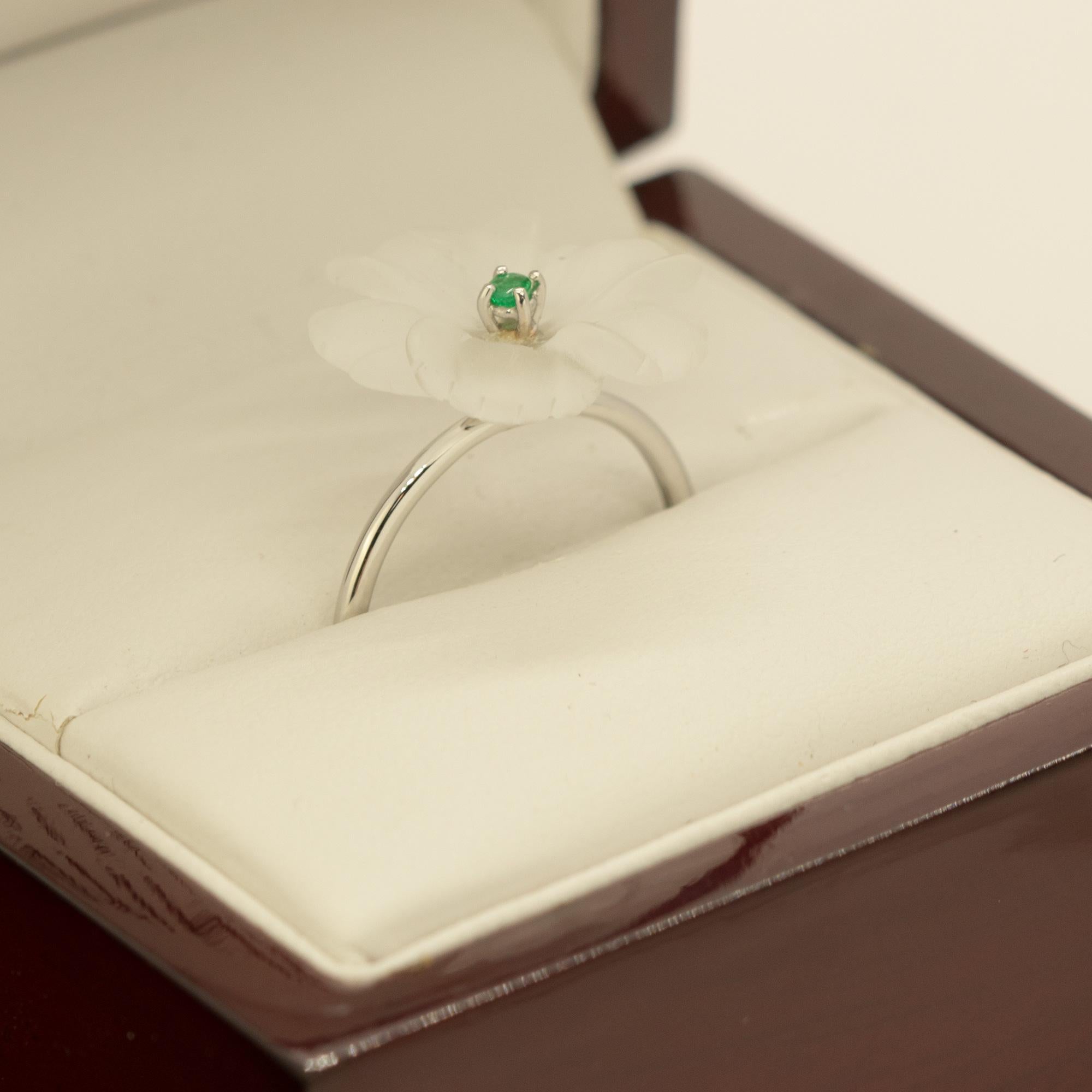 Bague de cocktail en cristal de roche, fleur d'émeraude sculptée en or 18 carats Intini Jewels Neuf - En vente à Milano, IT