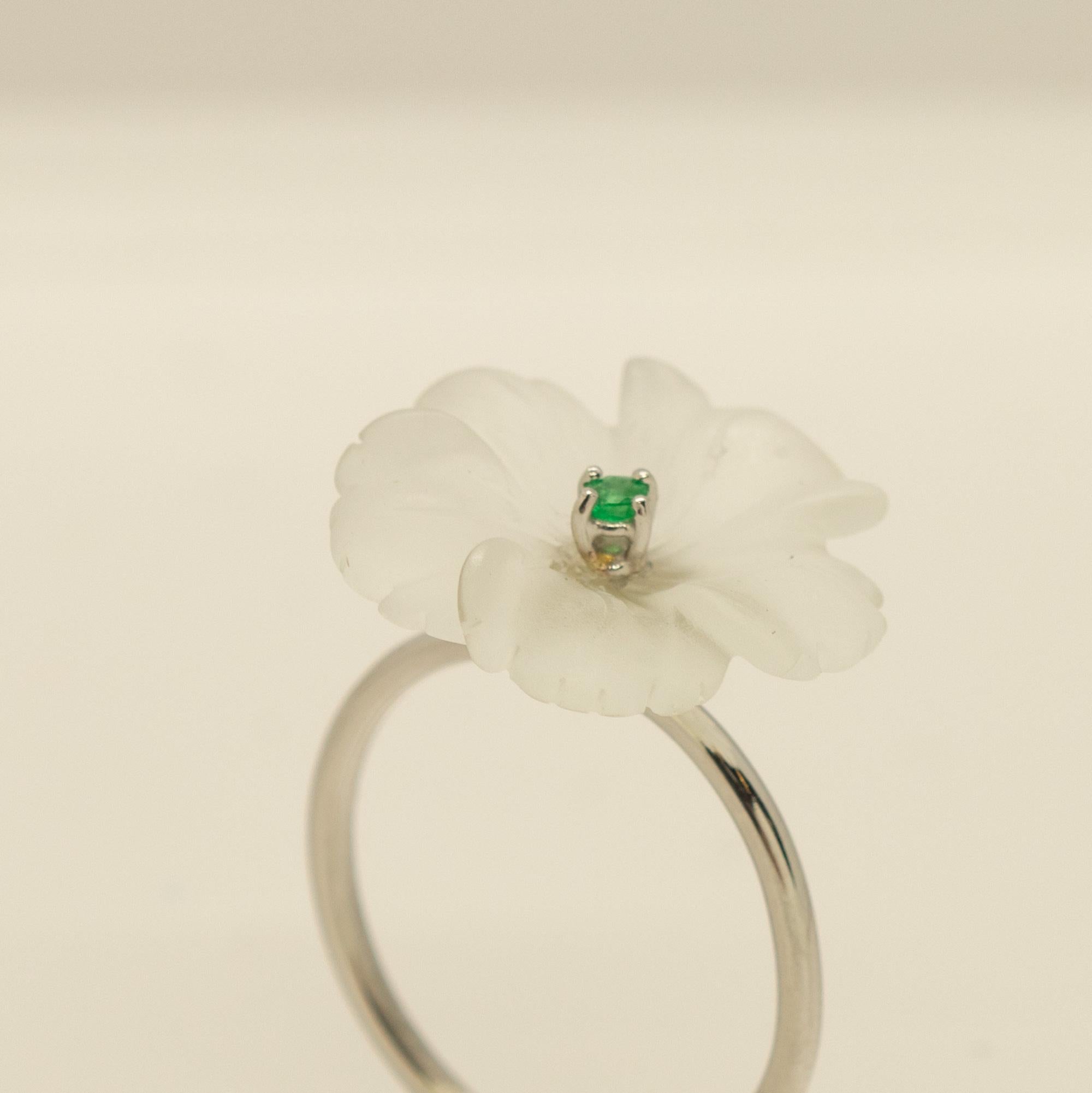 Bague de cocktail en cristal de roche, fleur d'émeraude sculptée en or 18 carats Intini Jewels en vente 1