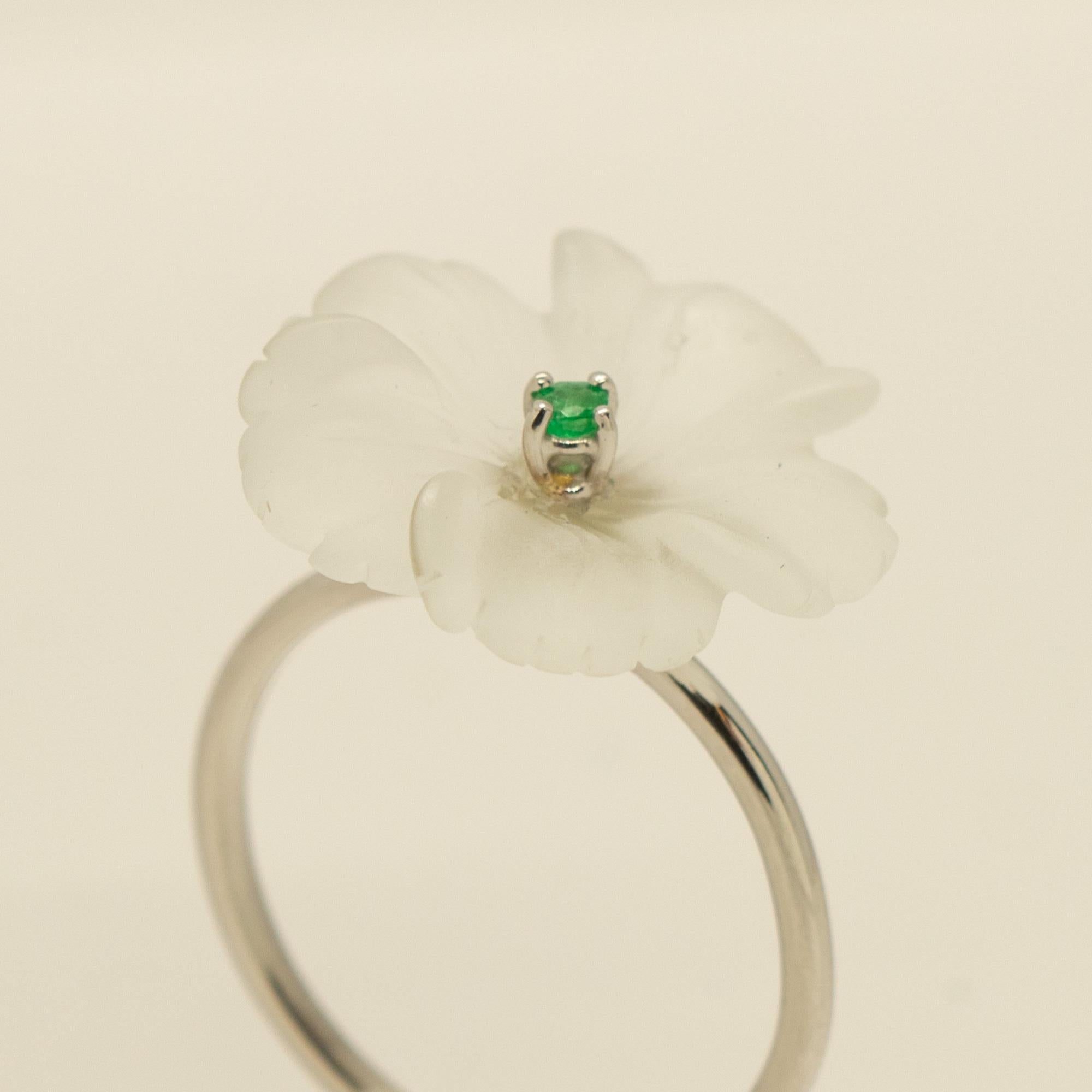 Bague de cocktail en cristal de roche, fleur d'émeraude sculptée en or 18 carats Intini Jewels en vente 2