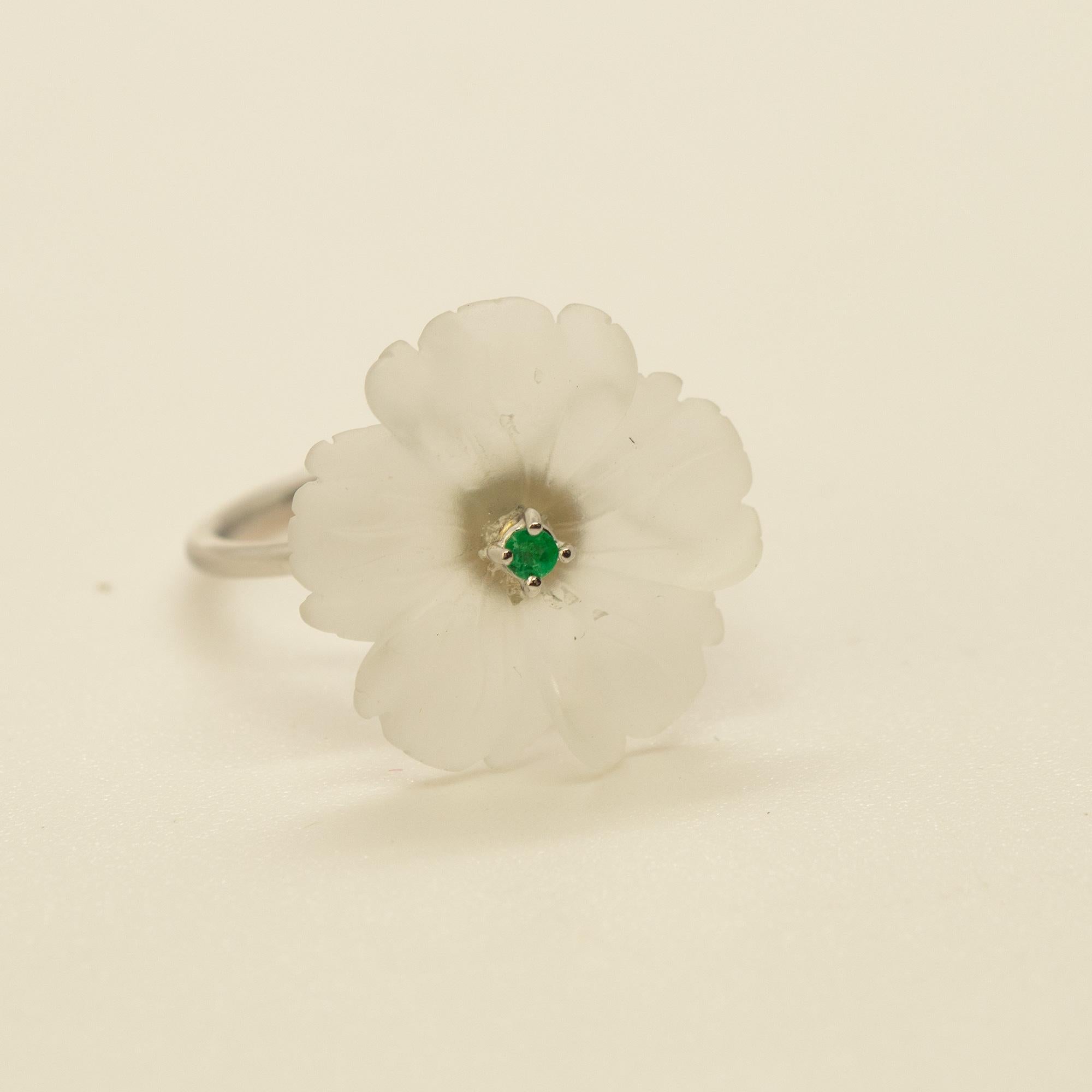 Bague de cocktail en cristal de roche, fleur d'émeraude sculptée en or 18 carats Intini Jewels en vente 3