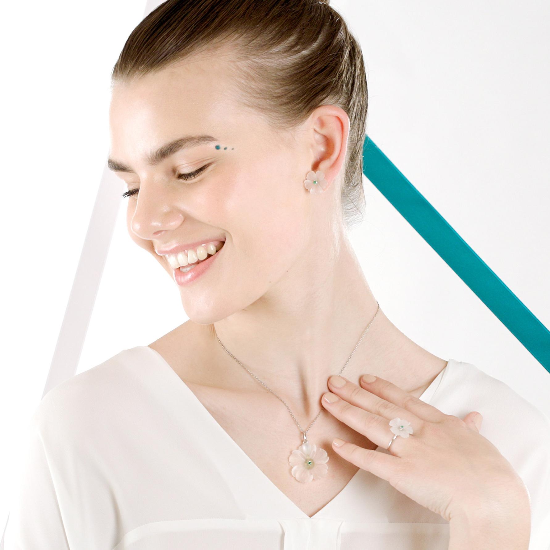 Bague de cocktail en cristal de roche, fleur d'émeraude sculptée en or 18 carats Intini Jewels en vente 4