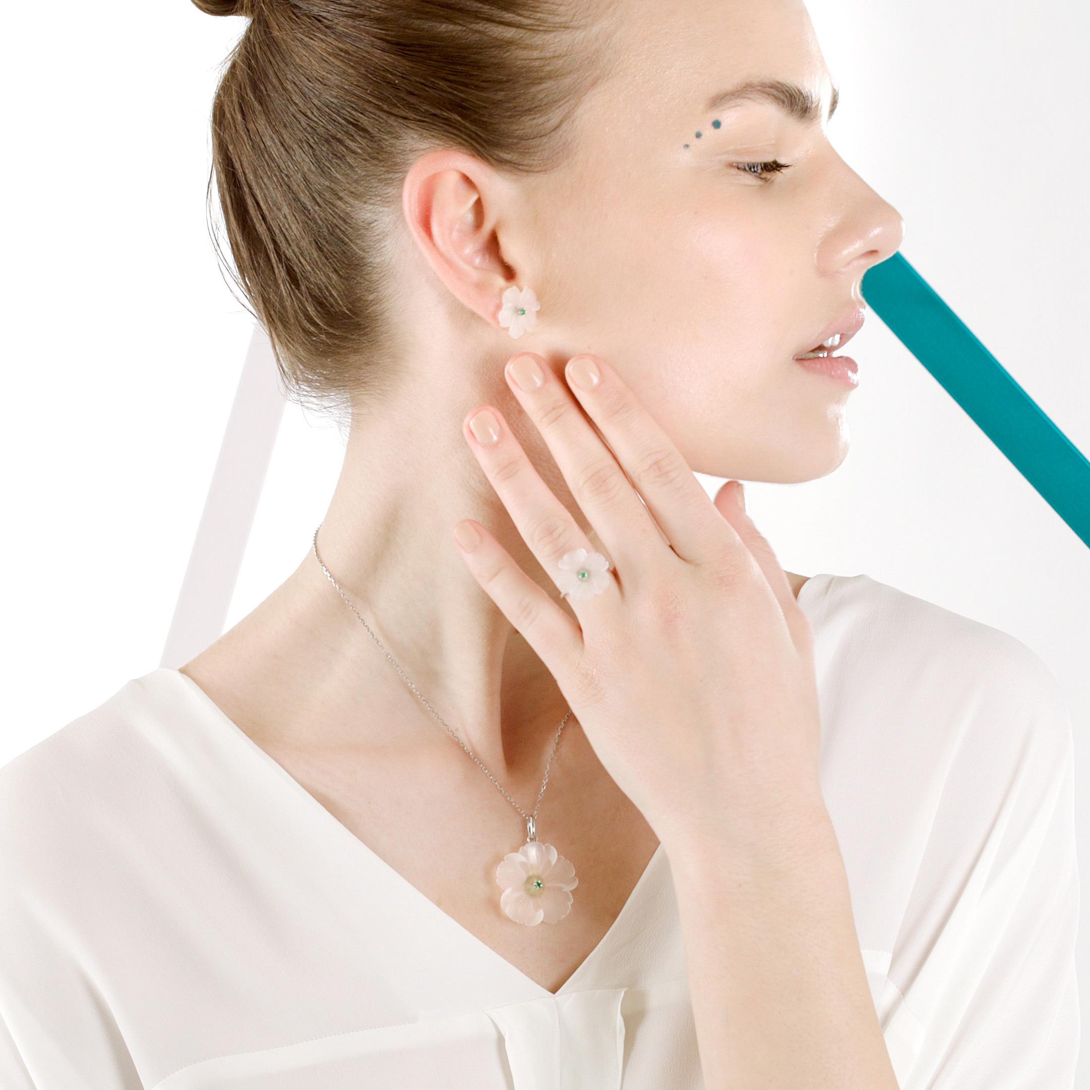 Bague de cocktail en cristal de roche, fleur d'émeraude sculptée en or 18 carats Intini Jewels en vente 5