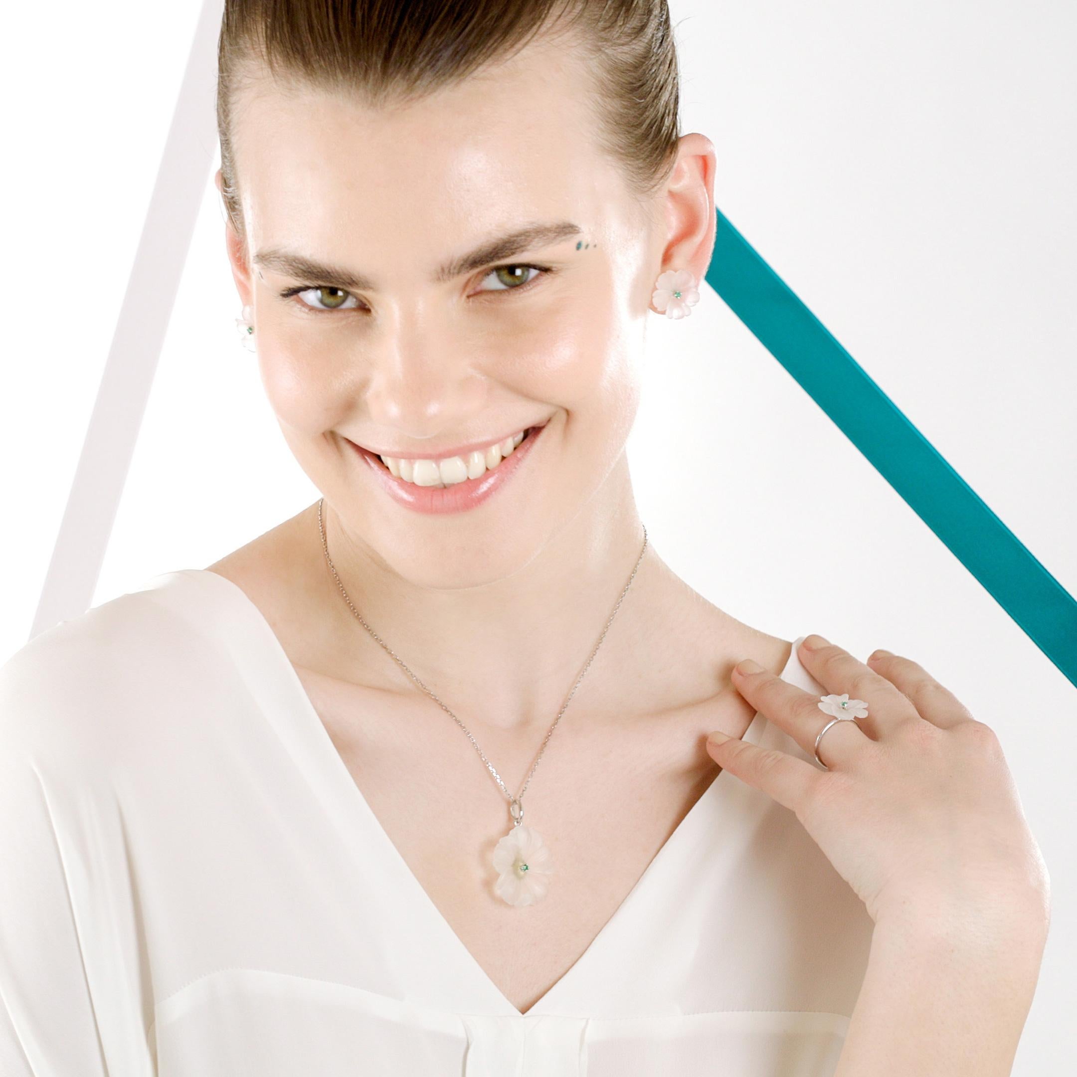 Geschnitzte Blütenblätter, die an die italienische handgefertigte traditionelle Schmuckarbeit erinnern, umhüllen sich in einen weichen Look, der mit 18 Karat Weißgold bereichert ist und Glamour und exquisiten Geschmack zum Ausdruck bringt. 

Die