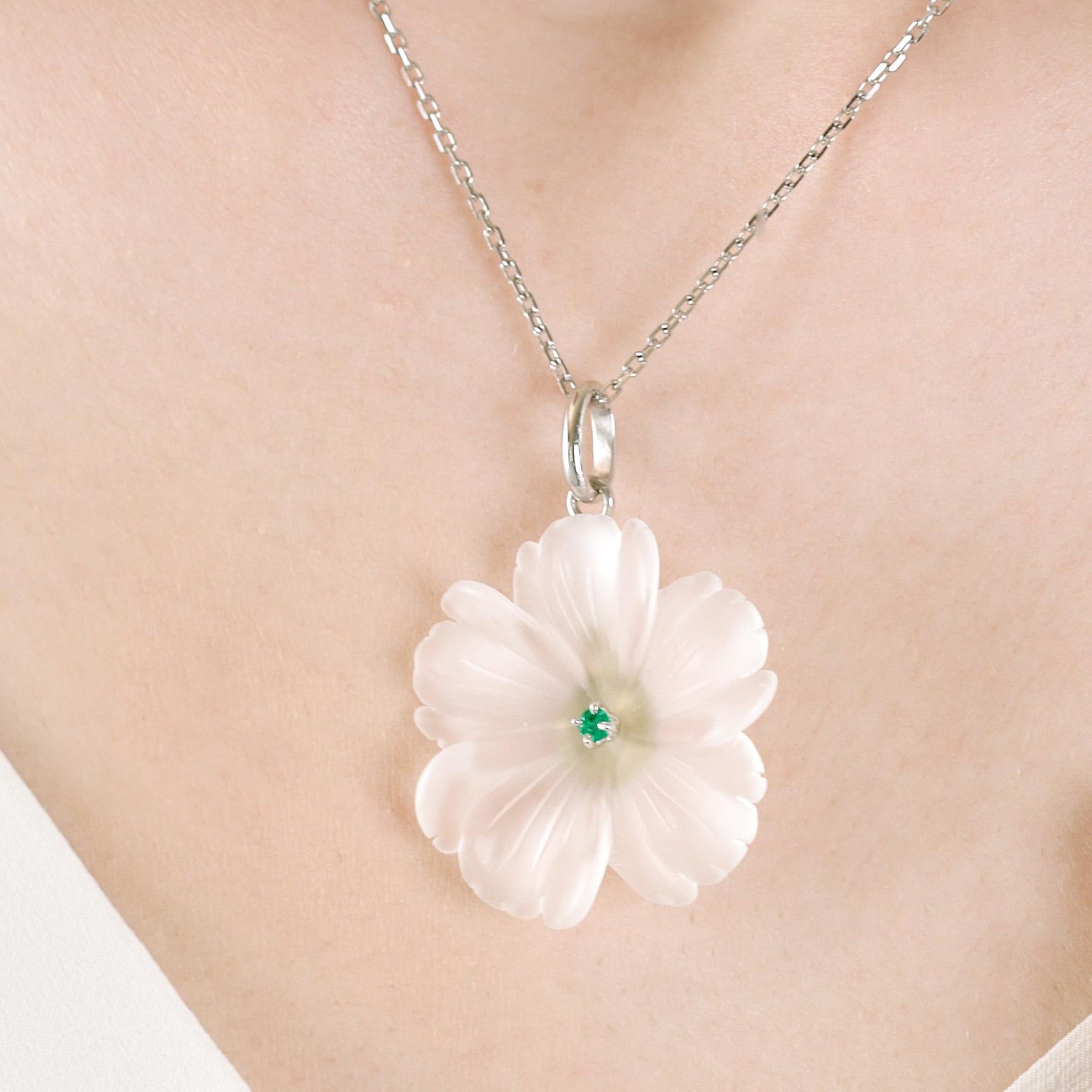 Bergkristall geschnitzte Blume Smaragd 18 Karat Gold Tropfen Halskette Intini Juwelen (Art nouveau) im Angebot