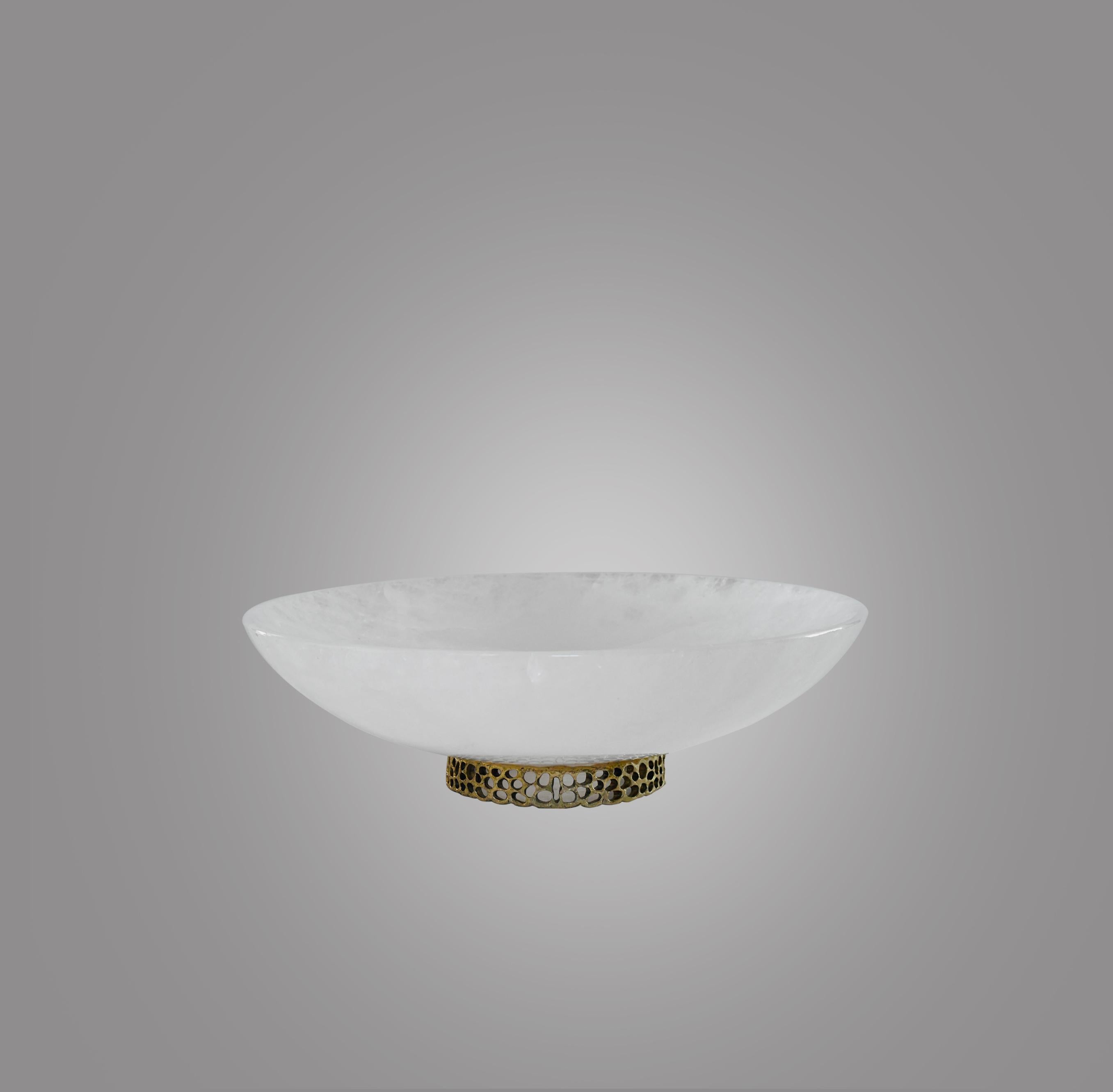 Centre de table en cristal de roche sculpté. Base en laiton conçue avec des détails martelés. Créé par Phoenix Gallery, NYC.
Taille, quantité et finition personnalisées sur demande.
