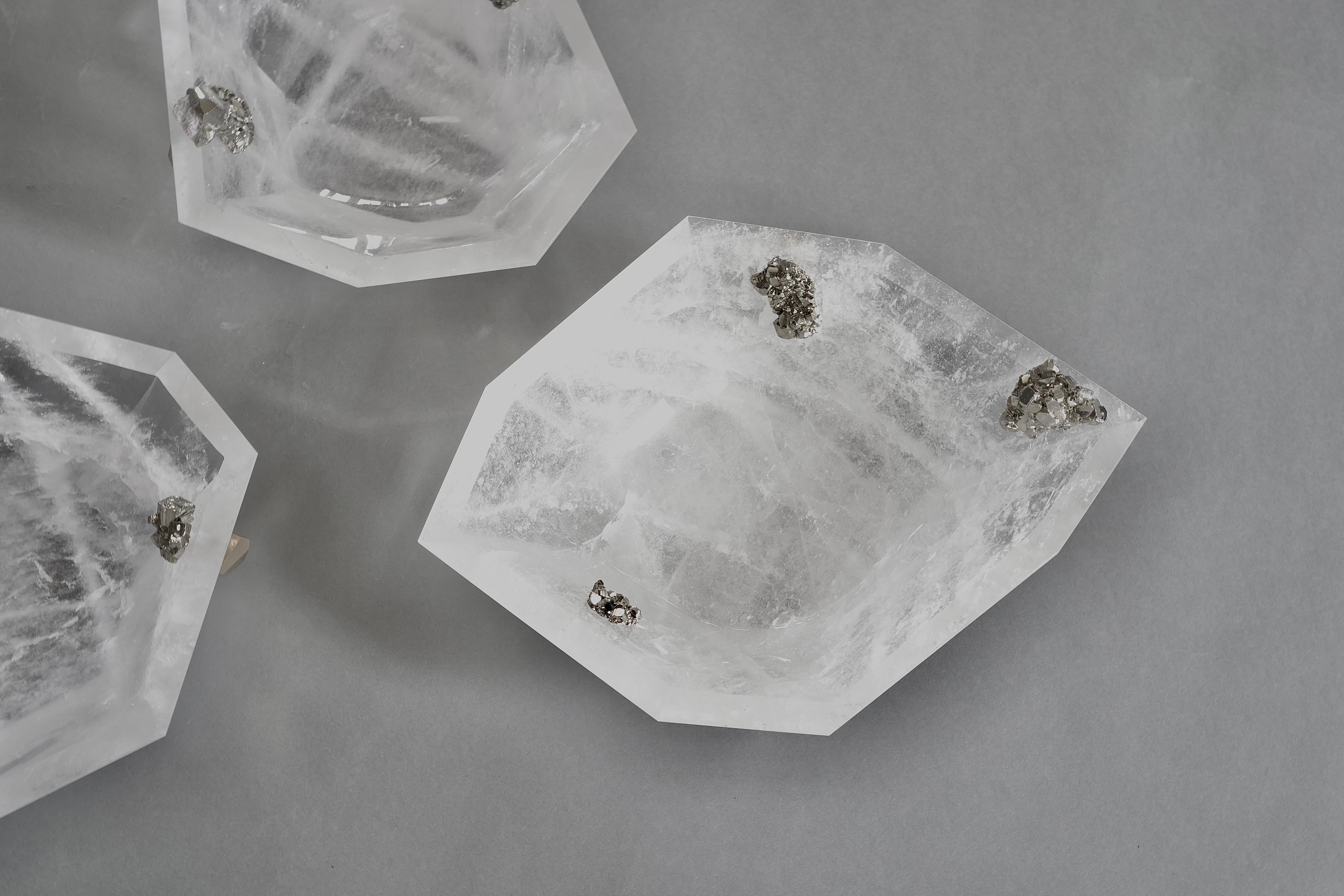 Groupe de trois centres de table en cristal de roche finement sculptés en forme de diamant avec des décorations en pierre précieuse, créé par Phoenix. 
Taille personnalisée sur demande.
