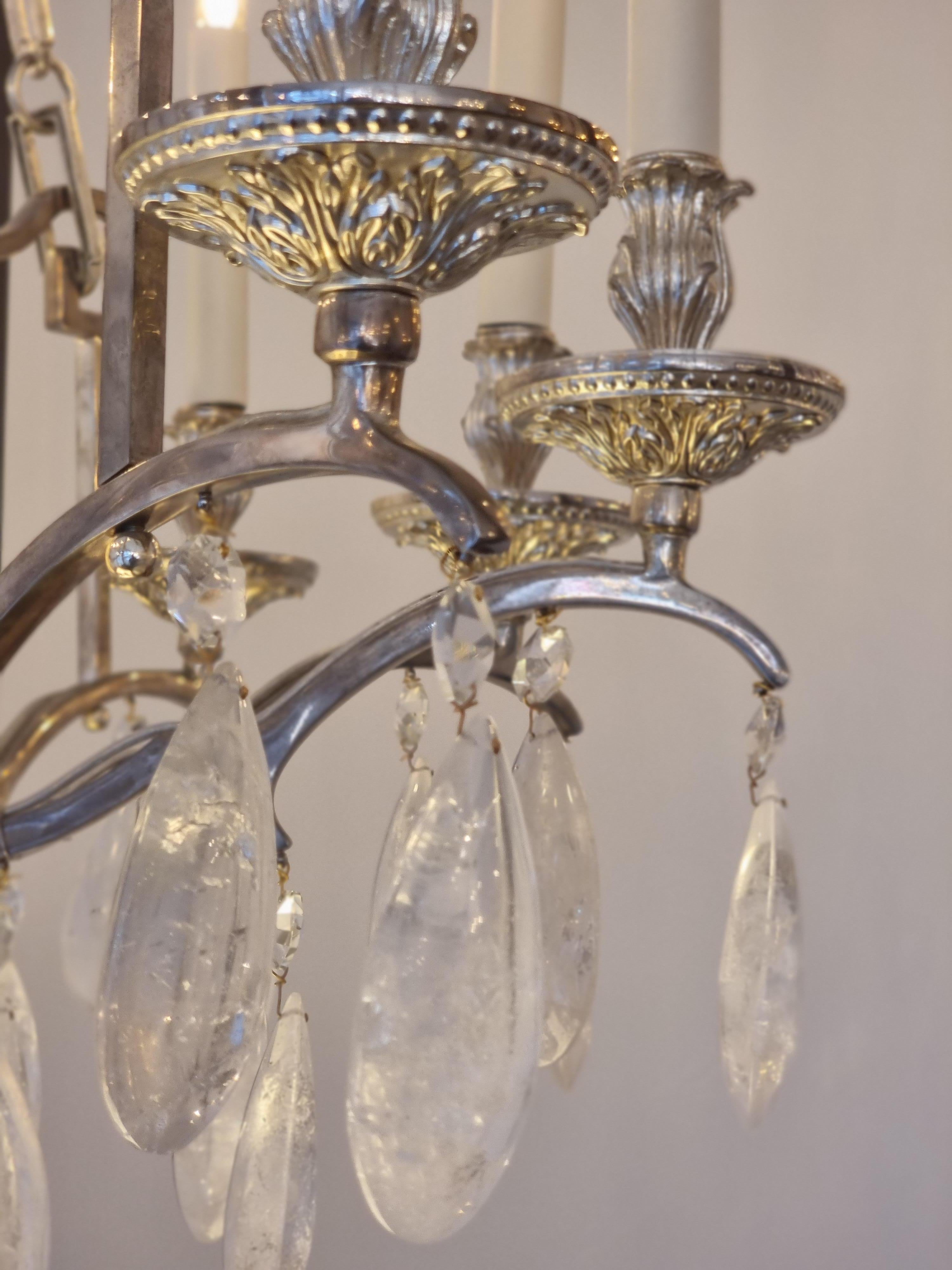 Français Lustre à 12 têtes en cristal de roche de 12 lumières en bronze et finition argentée en vente