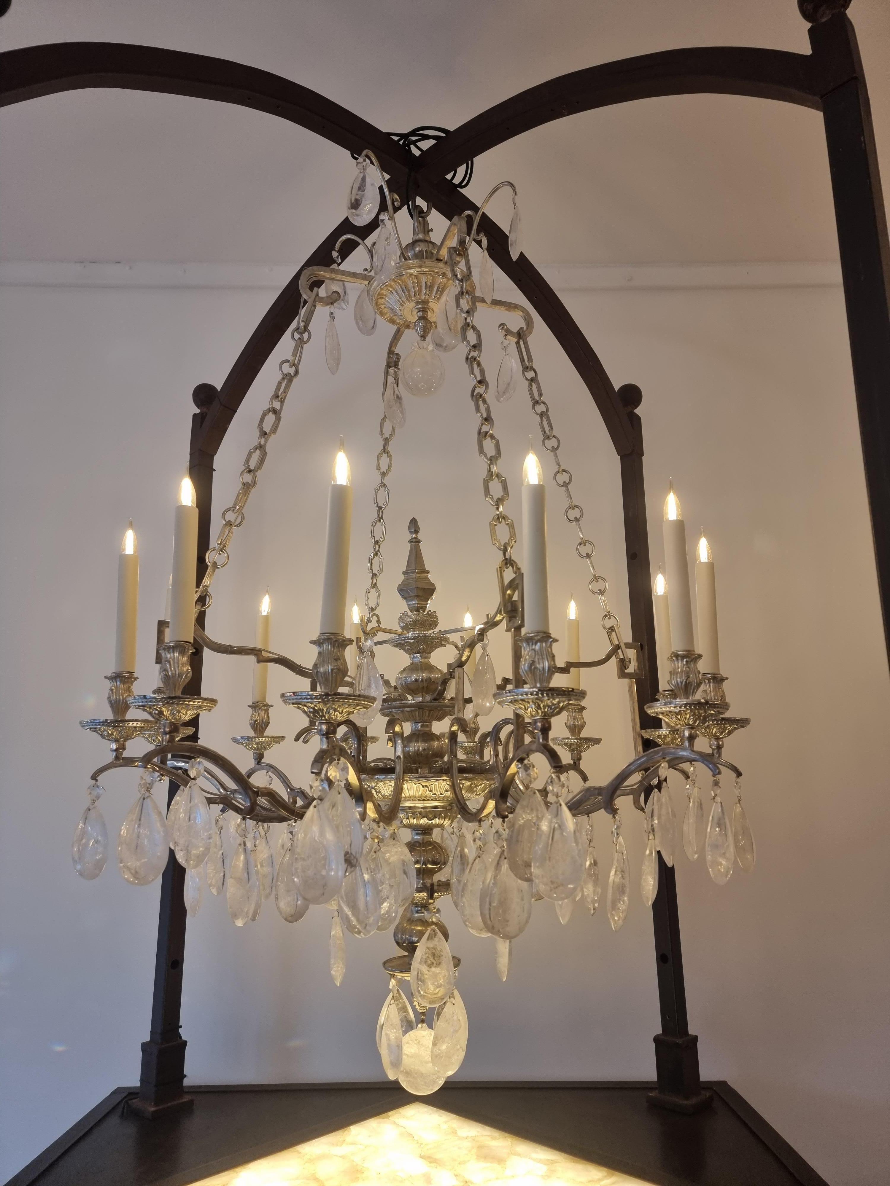 Lustre à 12 têtes en cristal de roche de 12 lumières en bronze et finition argentée en vente 1