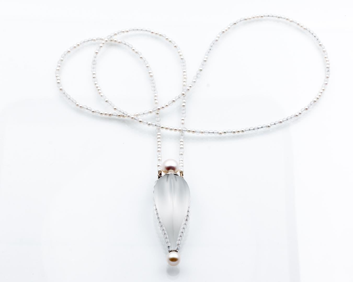 Dieses ungewöhnliche, einzigartige Schmuckstück sieht aus wie ein schwebender Parfümflakon. Die beiden Perlen (8,3 mm und 6,6 mm im Durchmesser) scheinen im Raum zu schweben. Die Schließe ist aus Palladium 500 gefertigt. Die endlose Kette besteht
