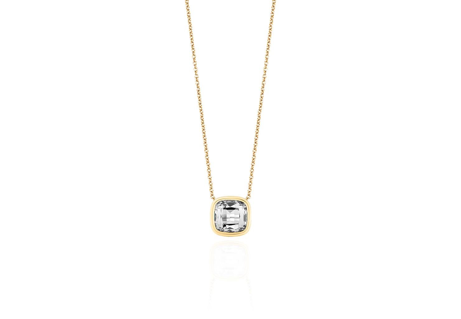 Raffiné et élégant, ce pendentif coussin en cristal de roche en or jaune 18 carats présente un cristal de roche taillé en coussin de 9 x 9 mm, offrant un attrait intemporel et polyvalent. Sa clarté brillante ajoute une touche de sophistication à