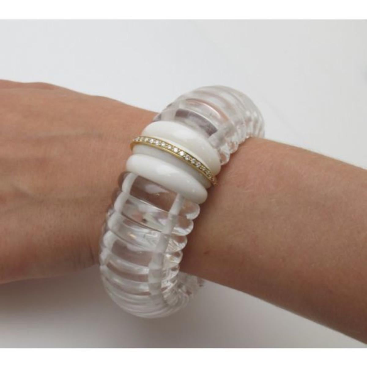Bracelet manchette italien en cristal de roche, diamant et or jaune au design festonné en vente 2
