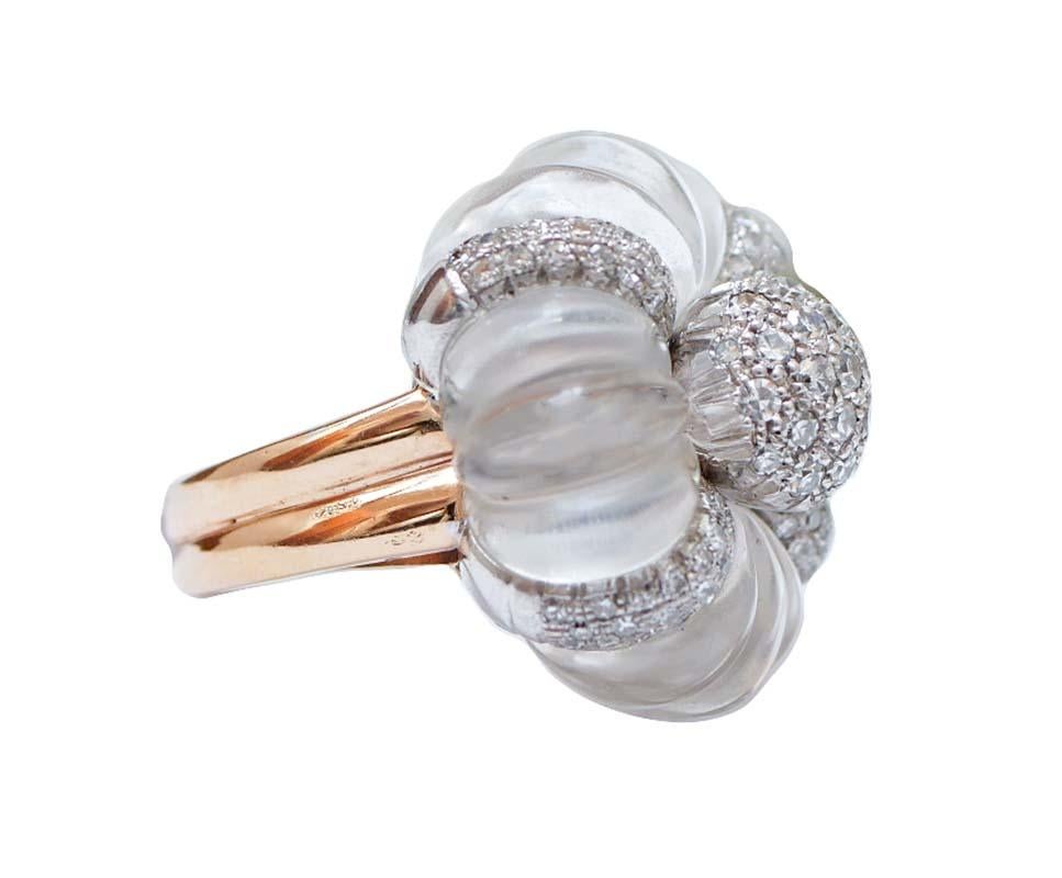 Anello moda con struttura in oro rosa 14 kt montato con quattro pezzi di cristallo di rocca intagliati  e, tra loro, strutture in oro bianco con diamanti.
Questo anello è stato realizzato totalmente a mano da maestri orafi italiani ed è in perfette