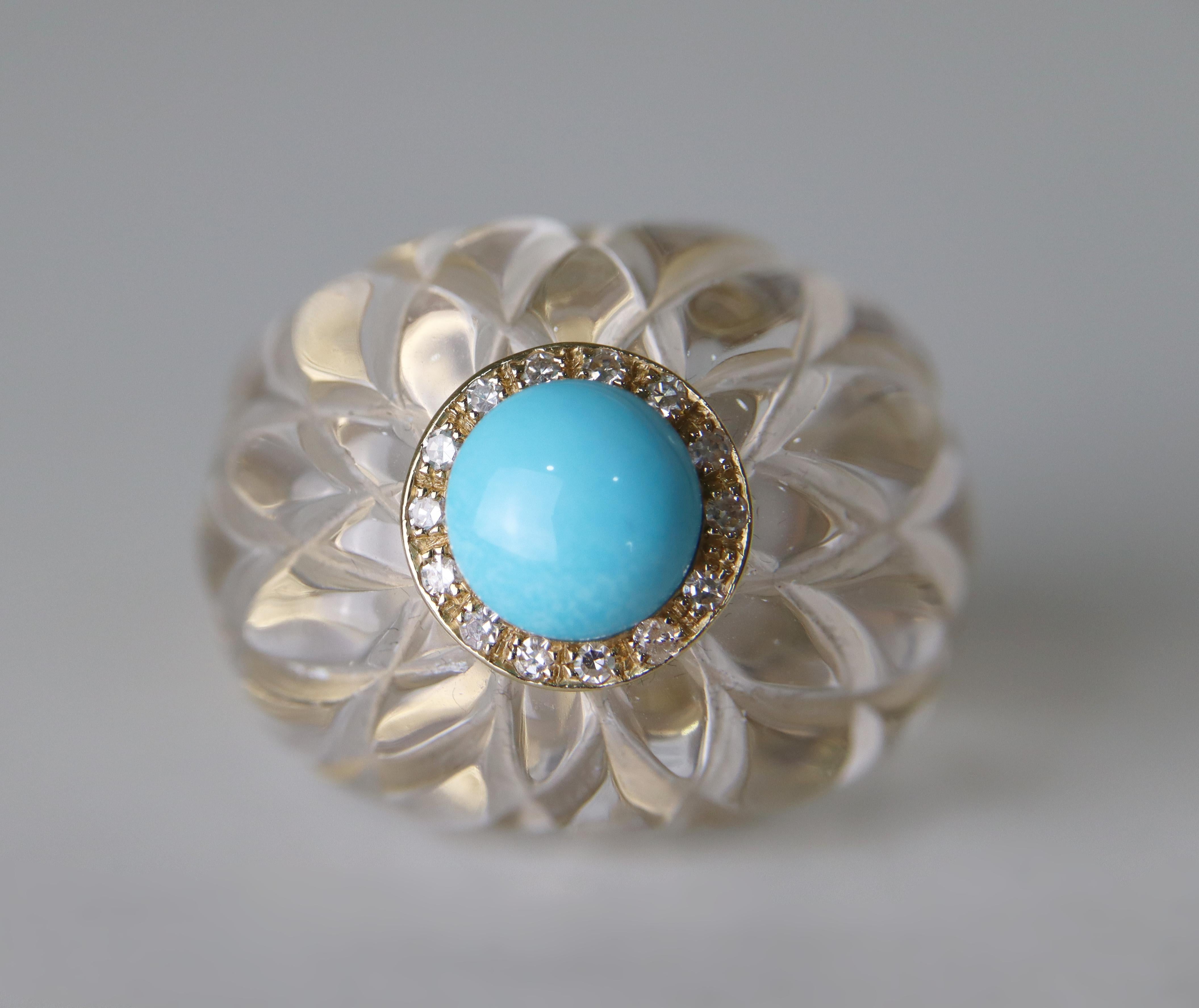 Cette extraordinaire bague en or jaune 14 carats est un exemple stupéfiant de l'art italien et de l'élégance raffinée. Son design unique associe harmonieusement la transparence éthérée du cristal de roche taillé à la main et la couleur vive de la