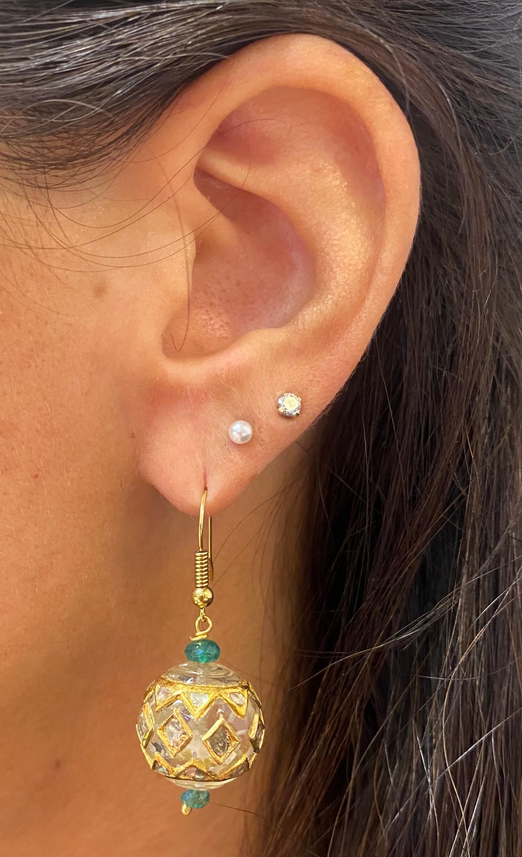 Bergkristall- und Smaragdperlen-Ohrringe (Perle) im Angebot
