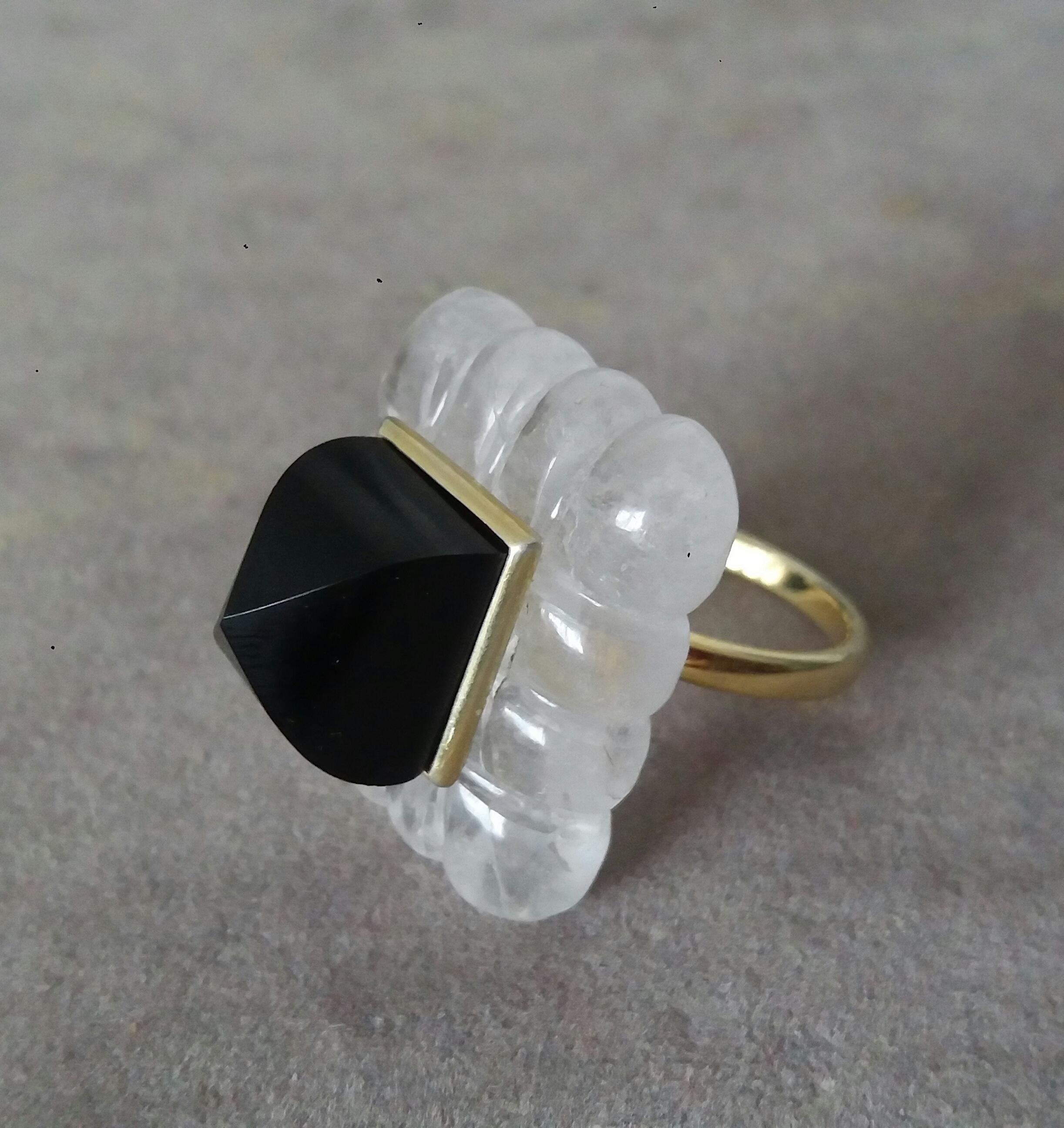 Bague unique avec un grand cristal de roche gravé de forme rectangulaire mesurant 23 mm. x 28 mm x 8 mm. et pesant 60 Carats avec une belle pyramide d'Onyx noir mesurant 10 mm x 12 mm sertie dans un chaton en or jaune 14 carats.  L'or jaune massif