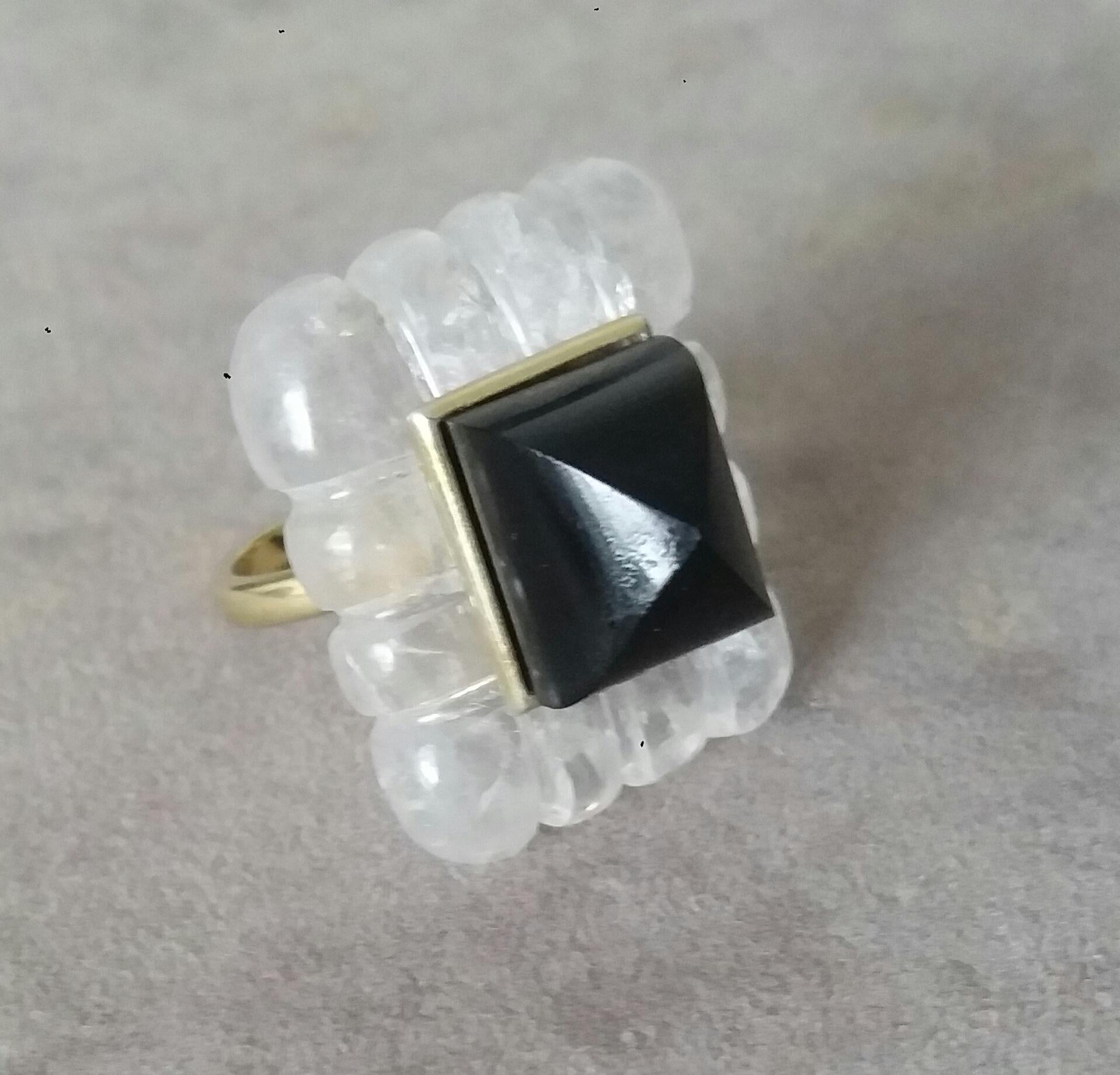 Art déco Bague en or jaune 14k gravée d'une pyramide d'onyx noir de forme rectangulaire en cristal de roche en vente
