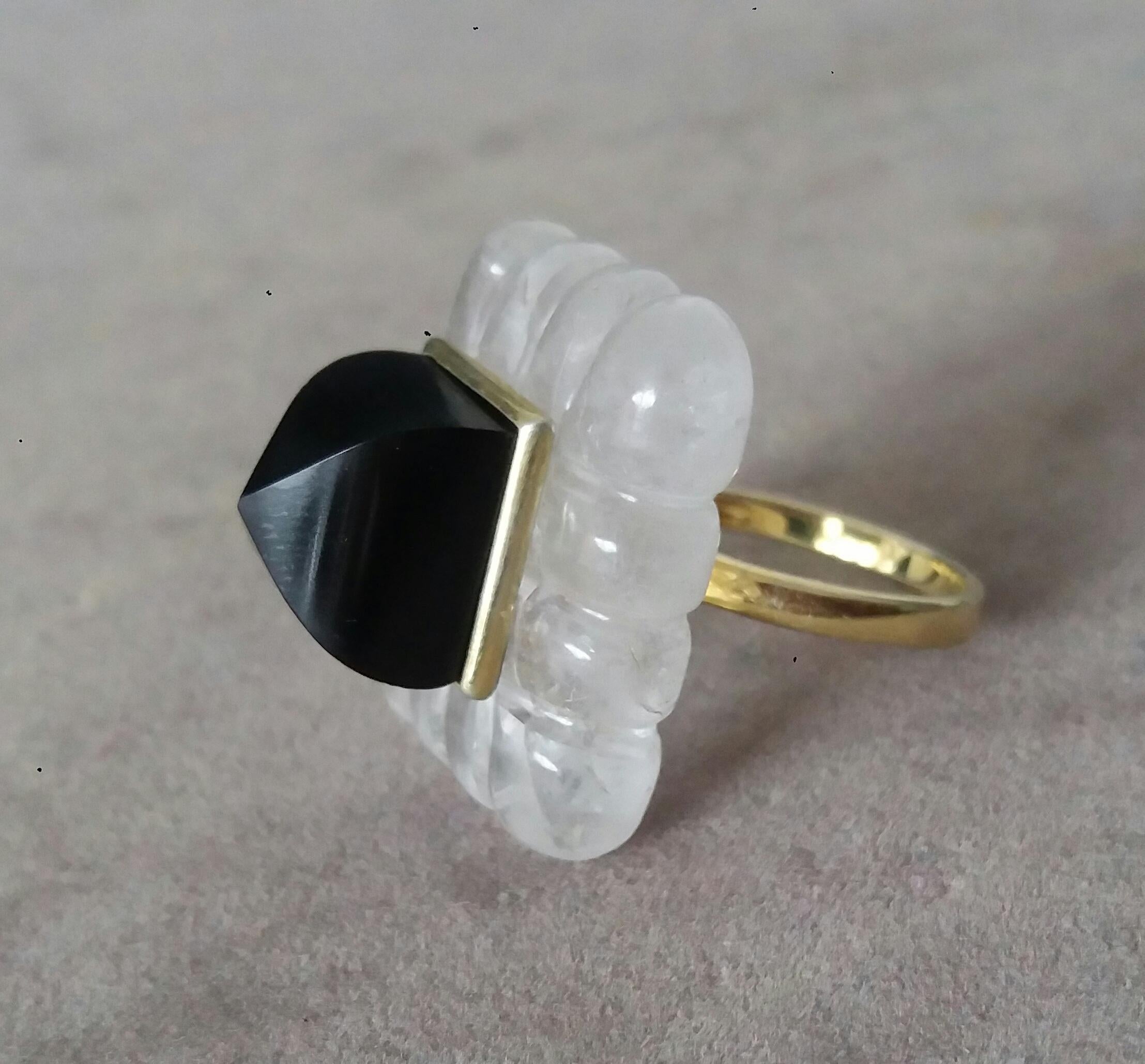 Taille mixte Bague en or jaune 14k gravée d'une pyramide d'onyx noir de forme rectangulaire en cristal de roche en vente