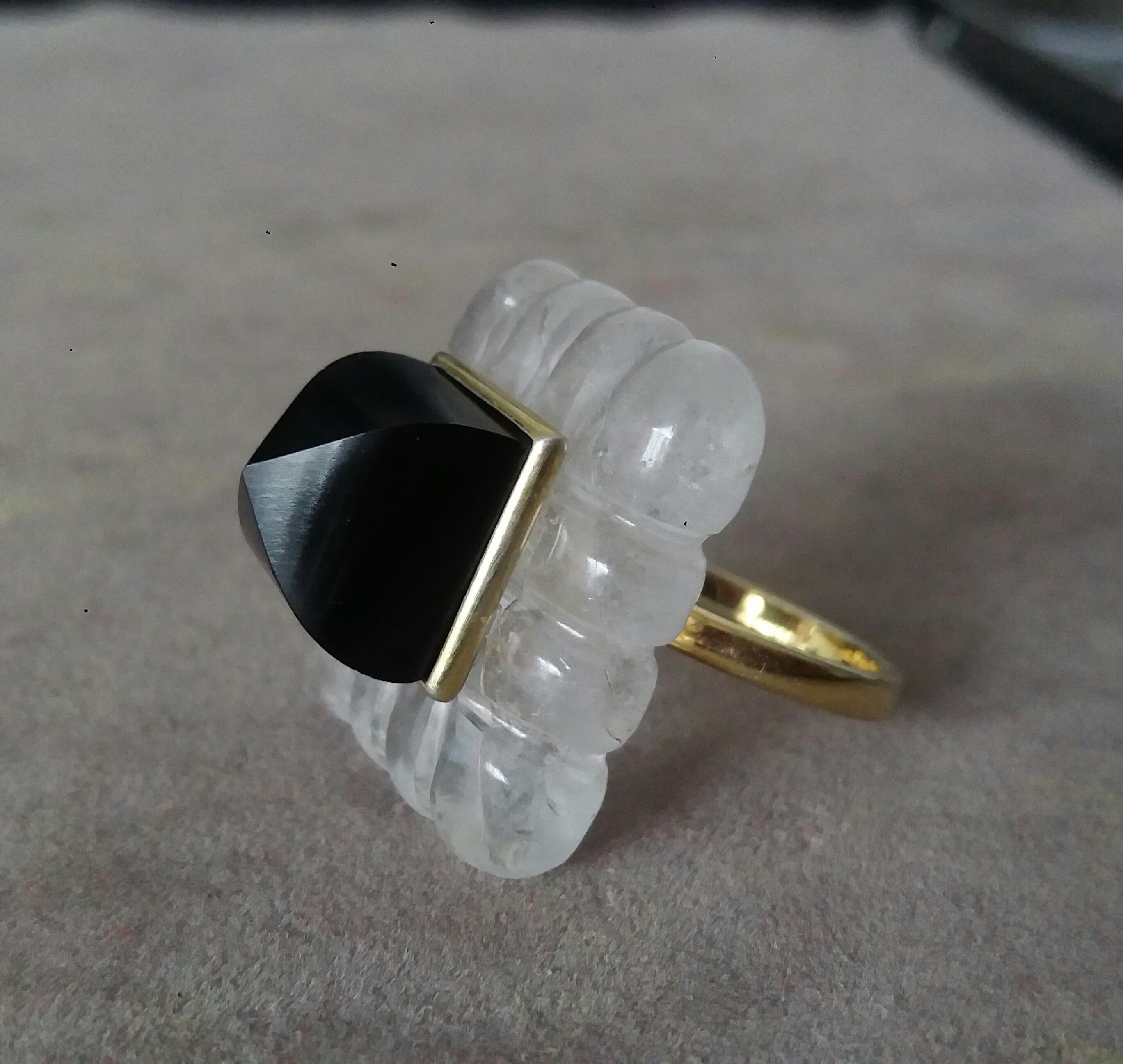 Bague en or jaune 14k gravée d'une pyramide d'onyx noir de forme rectangulaire en cristal de roche Neuf - En vente à Bangkok, TH