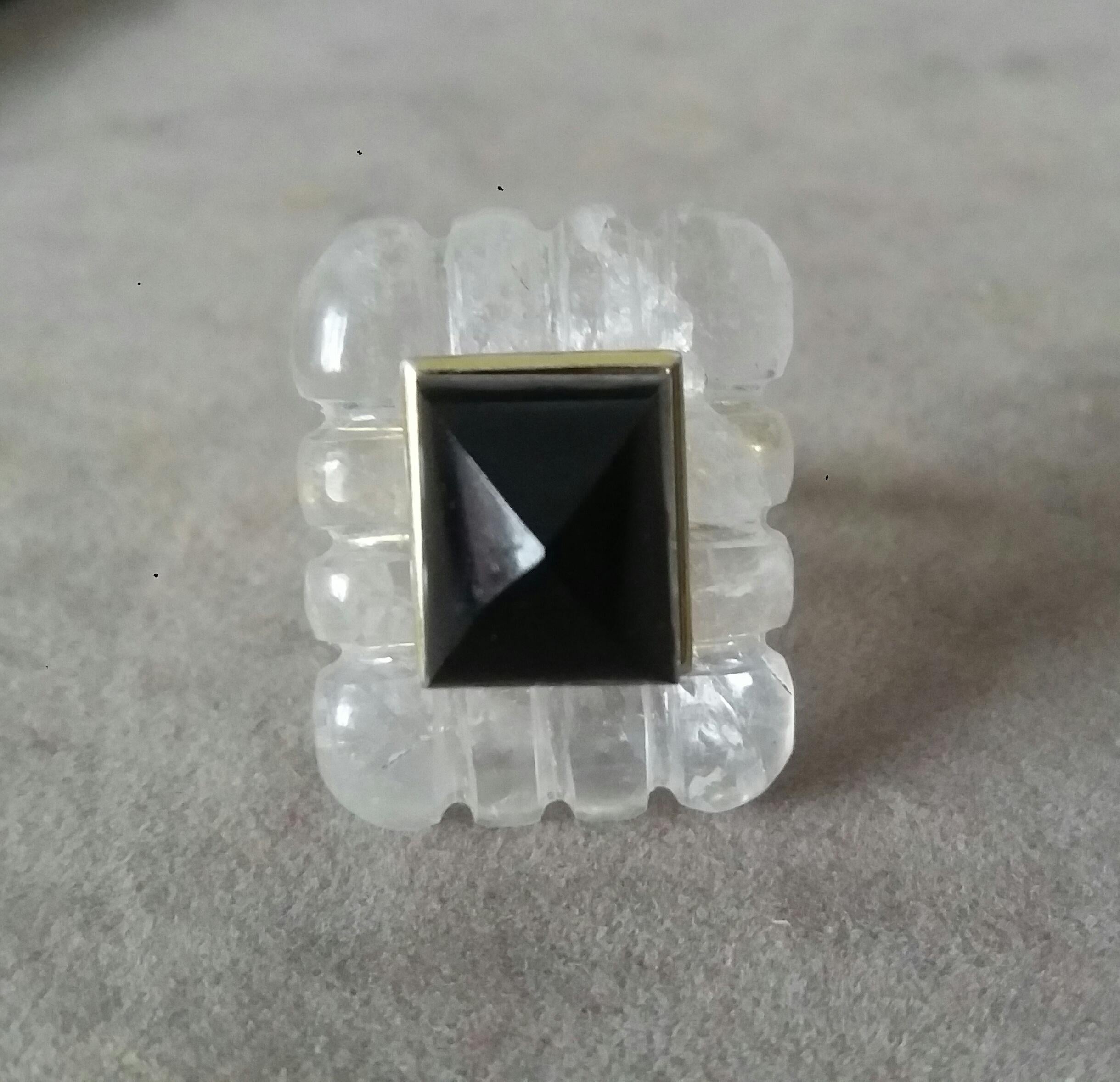 Bague en or jaune 14k gravée d'une pyramide d'onyx noir de forme rectangulaire en cristal de roche en vente 1