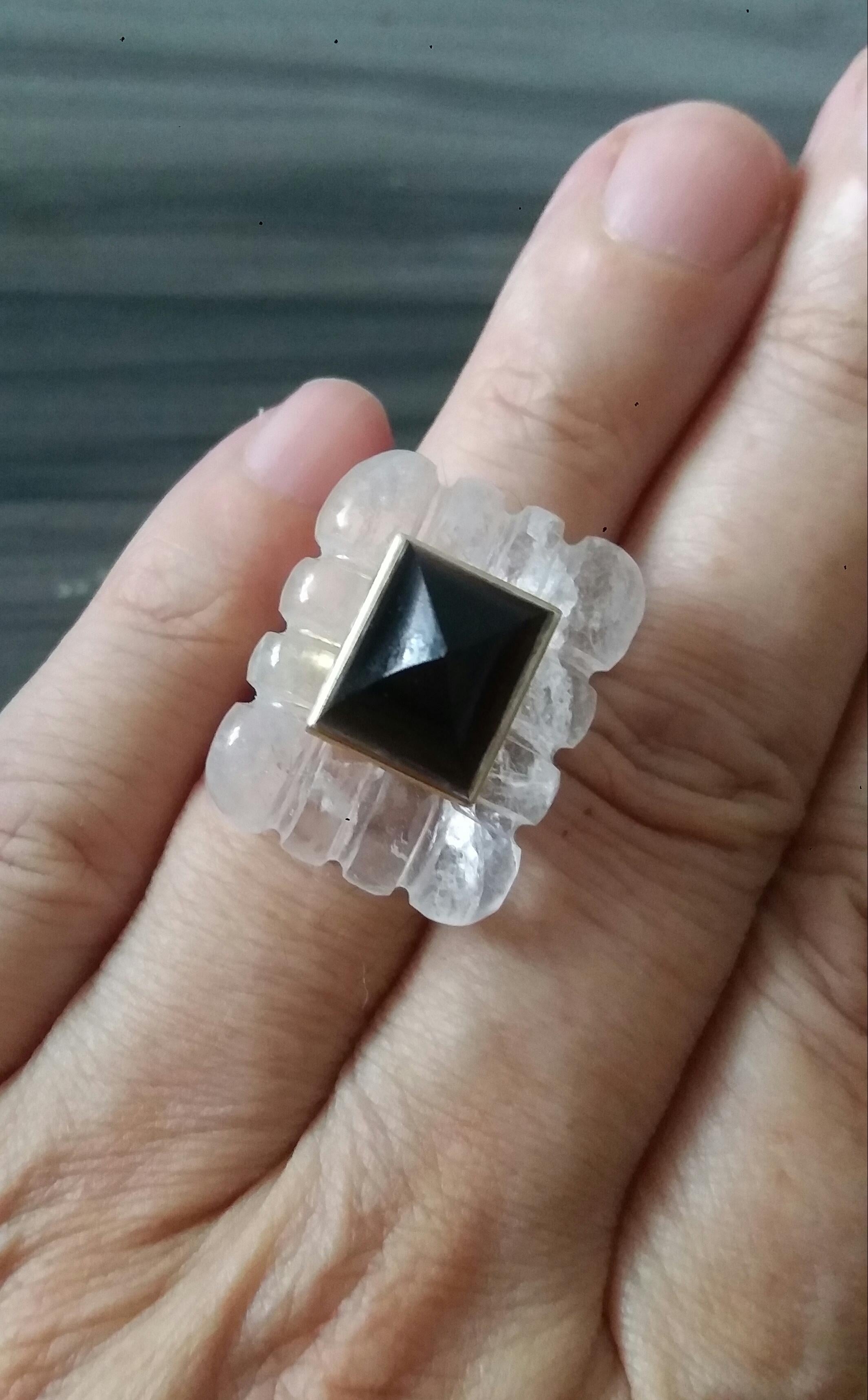 Bague en or jaune 14k gravée d'une pyramide d'onyx noir de forme rectangulaire en cristal de roche en vente 2