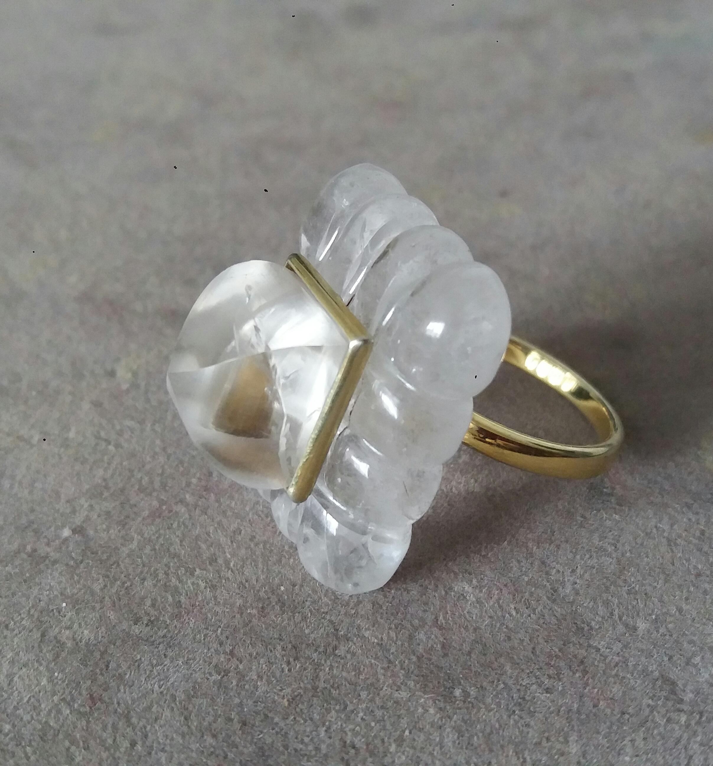 Bague unique avec un grand cristal de roche gravé de forme rectangulaire mesurant 23 mm. x 28 mm x 8 mm. et pesant 60 carats avec une belle pyramide de cristal de roche mesurant 10 mm x 12 mm sertie dans un chaton en or jaune 14 carats.  L'or jaune