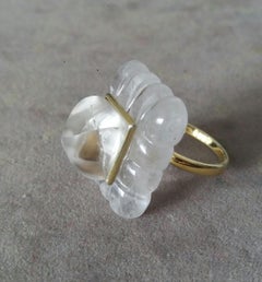 Ring aus 14 Karat Gelbgold mit graviertem Bergkristall in rechteckiger Form einer Crysta-Pyramide