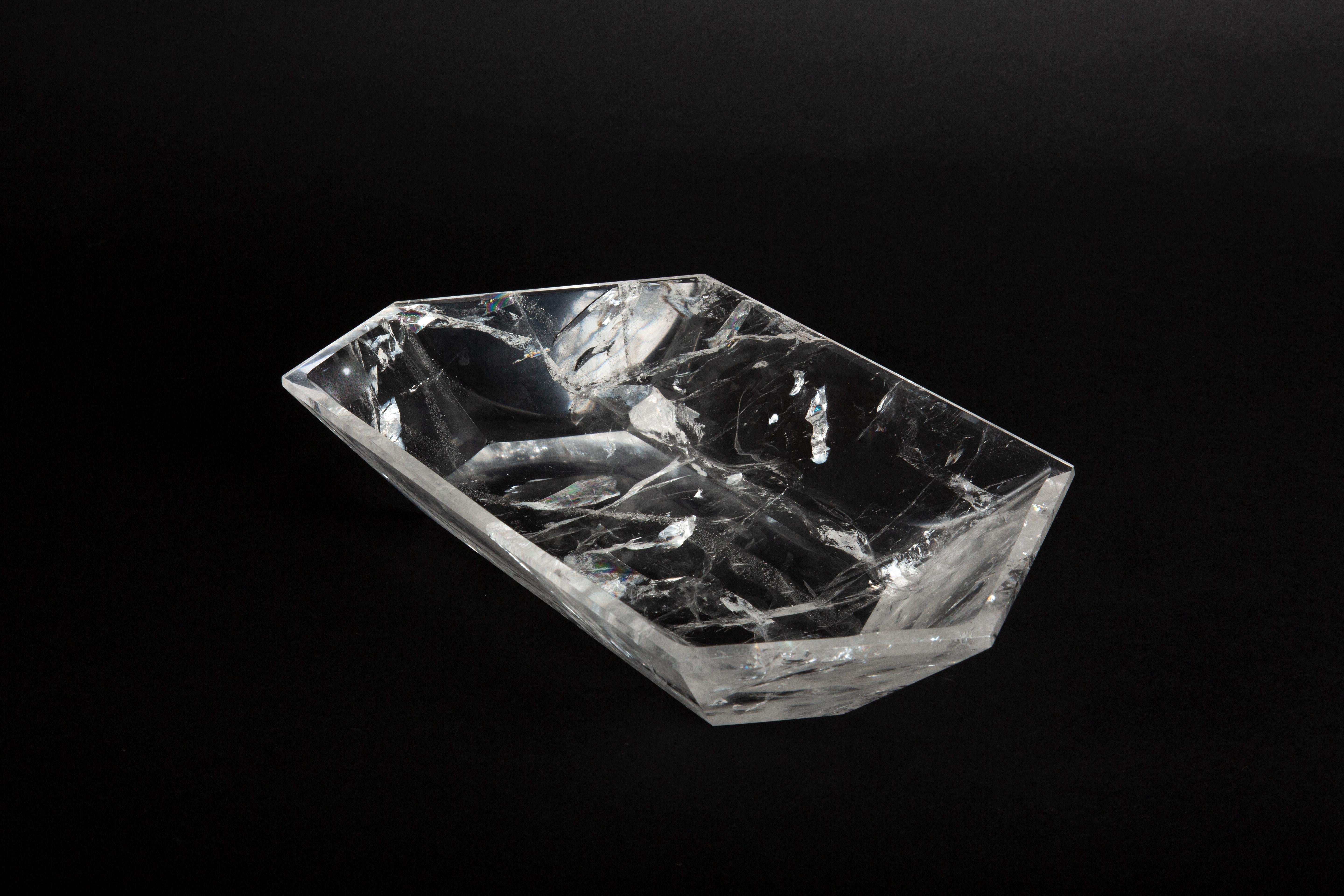 Ce Vide-Poche à facettes en cristal de roche est un chef-d'œuvre d'élégance et de pureté, capturant la beauté naturelle et la sophistication du cristal de roche dans une pièce d'art fonctionnelle. Sculptée et polie de manière experte pour mettre en