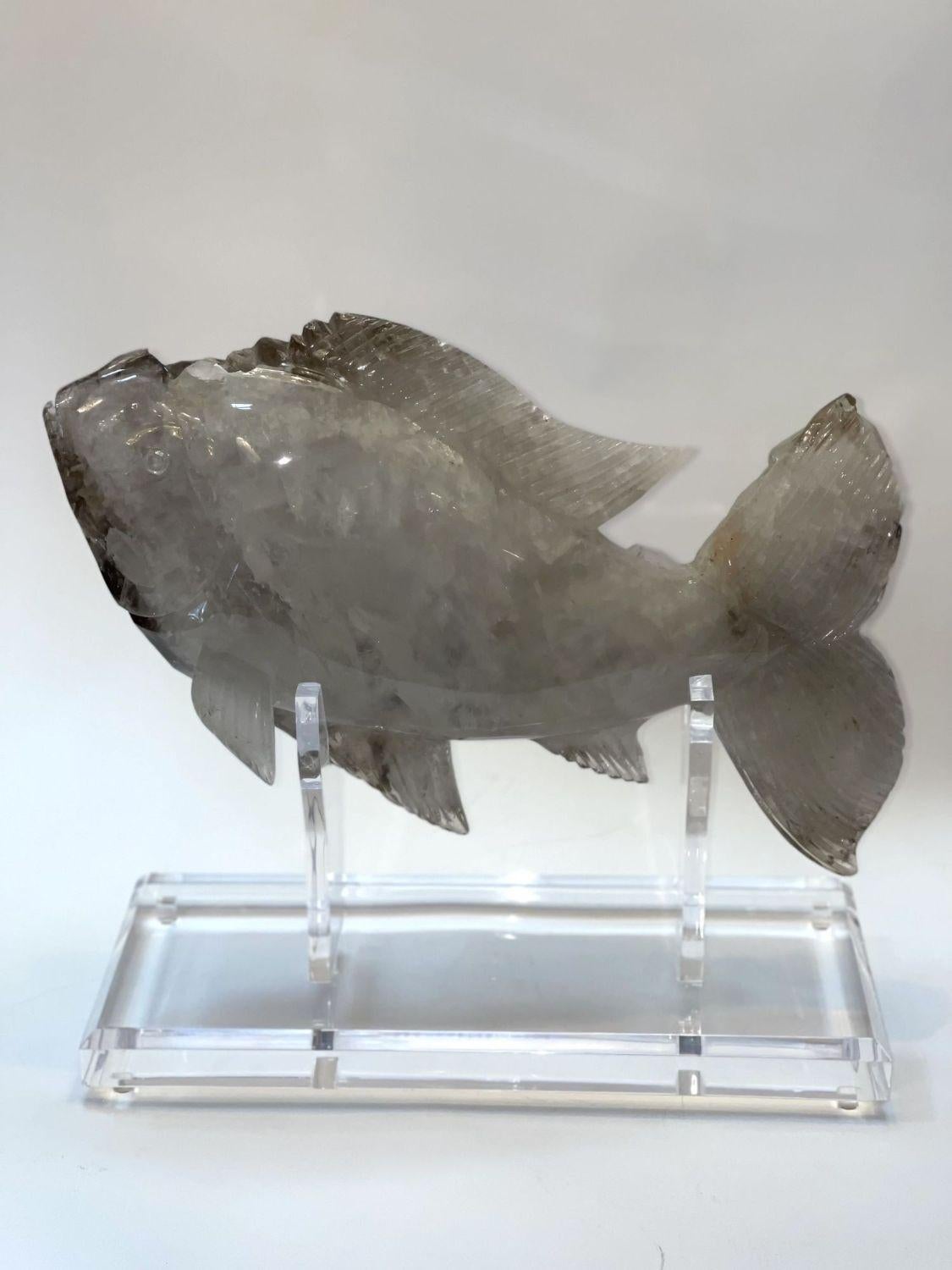 Sculpture de poisson en cristal de roche sur base acrylique. Fabriqué au Brésil (c. 1980)
 
Dimensions :
 
Sculpture avec base : 16