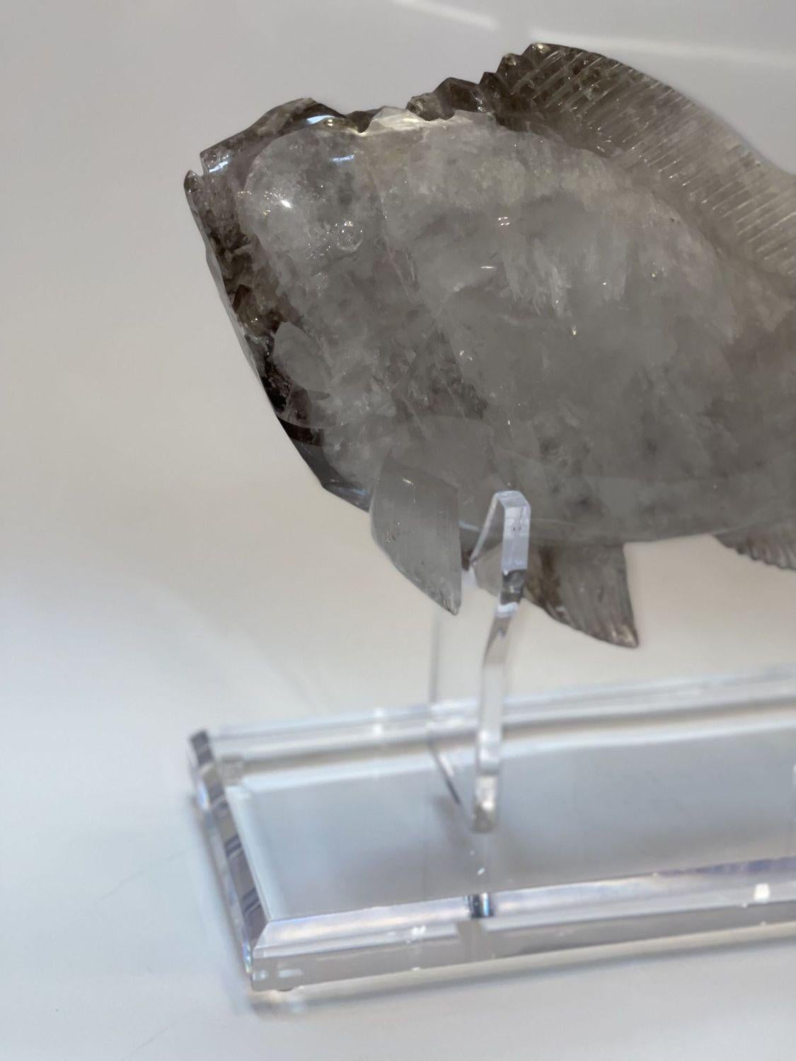 Bergkristall-Fisch-Skulptur auf Acrylsockel (Brasilianisch) im Angebot