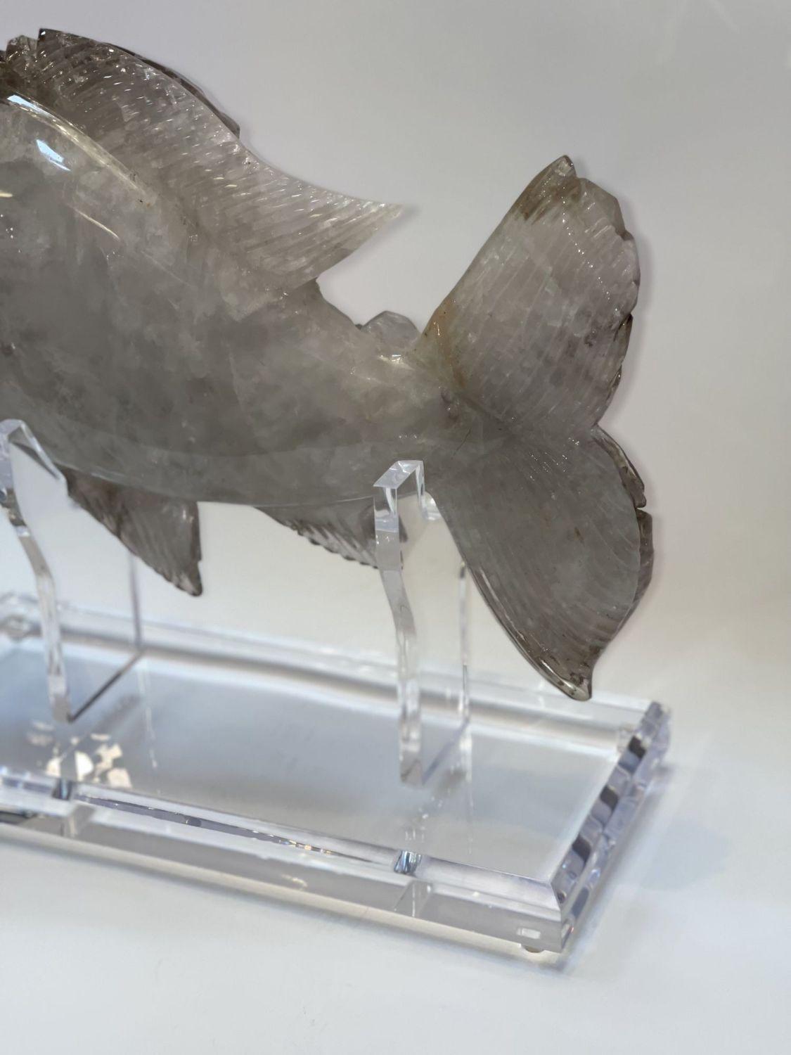 Sculpture de poisson en cristal de roche sur socle en acrylique Bon état - En vente à Los Angeles, CA