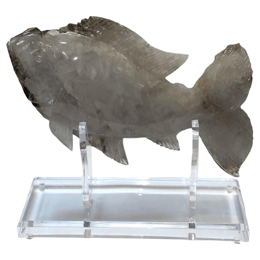 Sculpture de poisson en cristal de roche sur socle en acrylique en vente