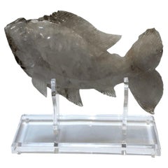 Sculpture de poisson en cristal de roche sur socle en acrylique