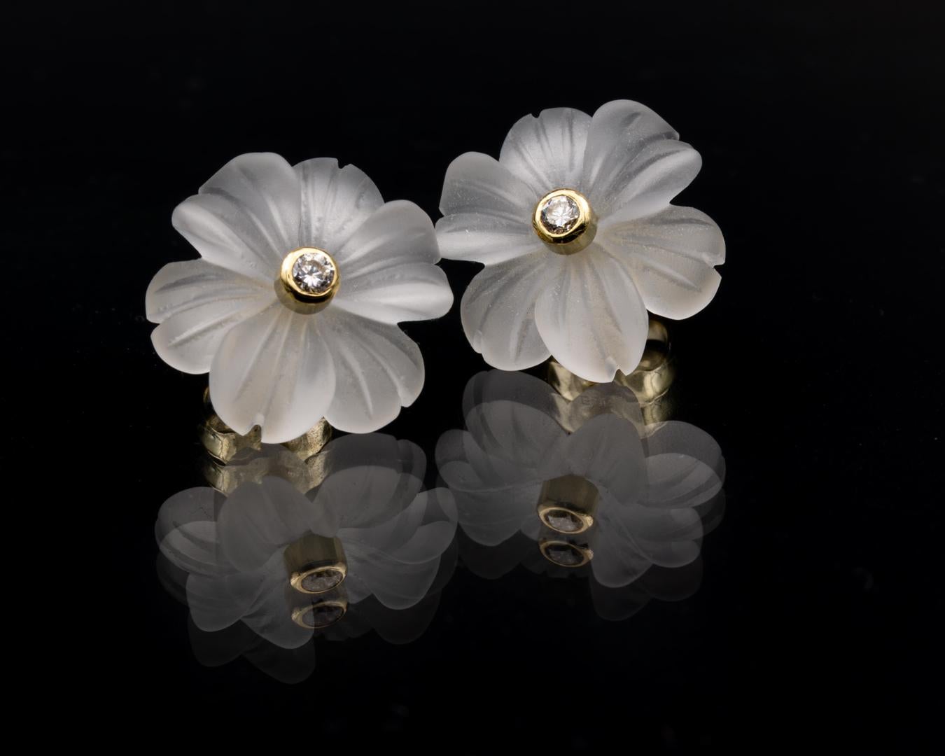 Une paire de boucles d'oreilles en diamant en or jaune 14 carats forme le centre du design des fleurs en cristal de roche (diamètre 14,4 mm) et sert également de support aux boucles d'oreilles. Les épingles des boucles d'oreilles (longueur 8 mm)