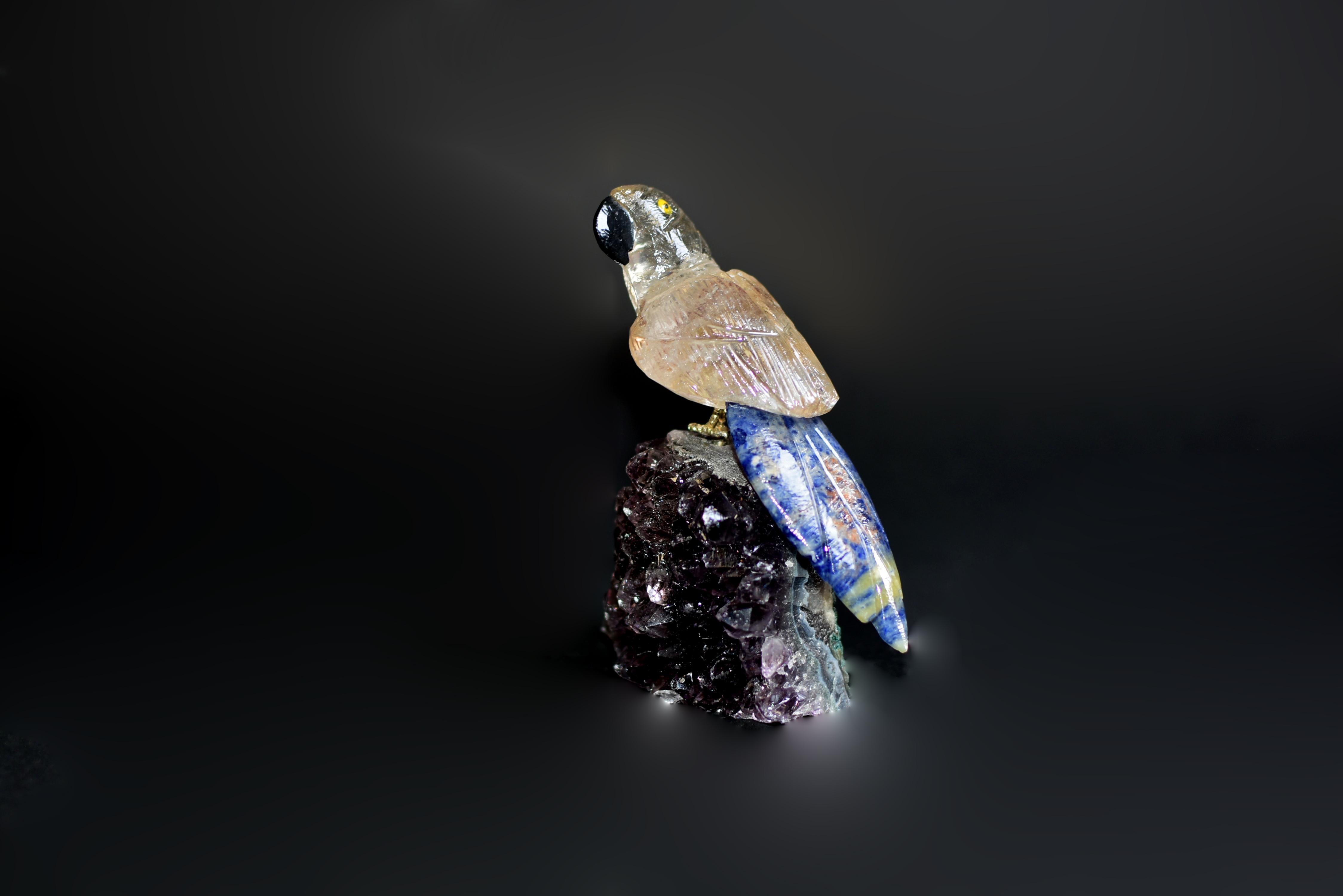 Péruvien Cristal de roche Gemstone Oiseau perroquet sur améthyste en vente