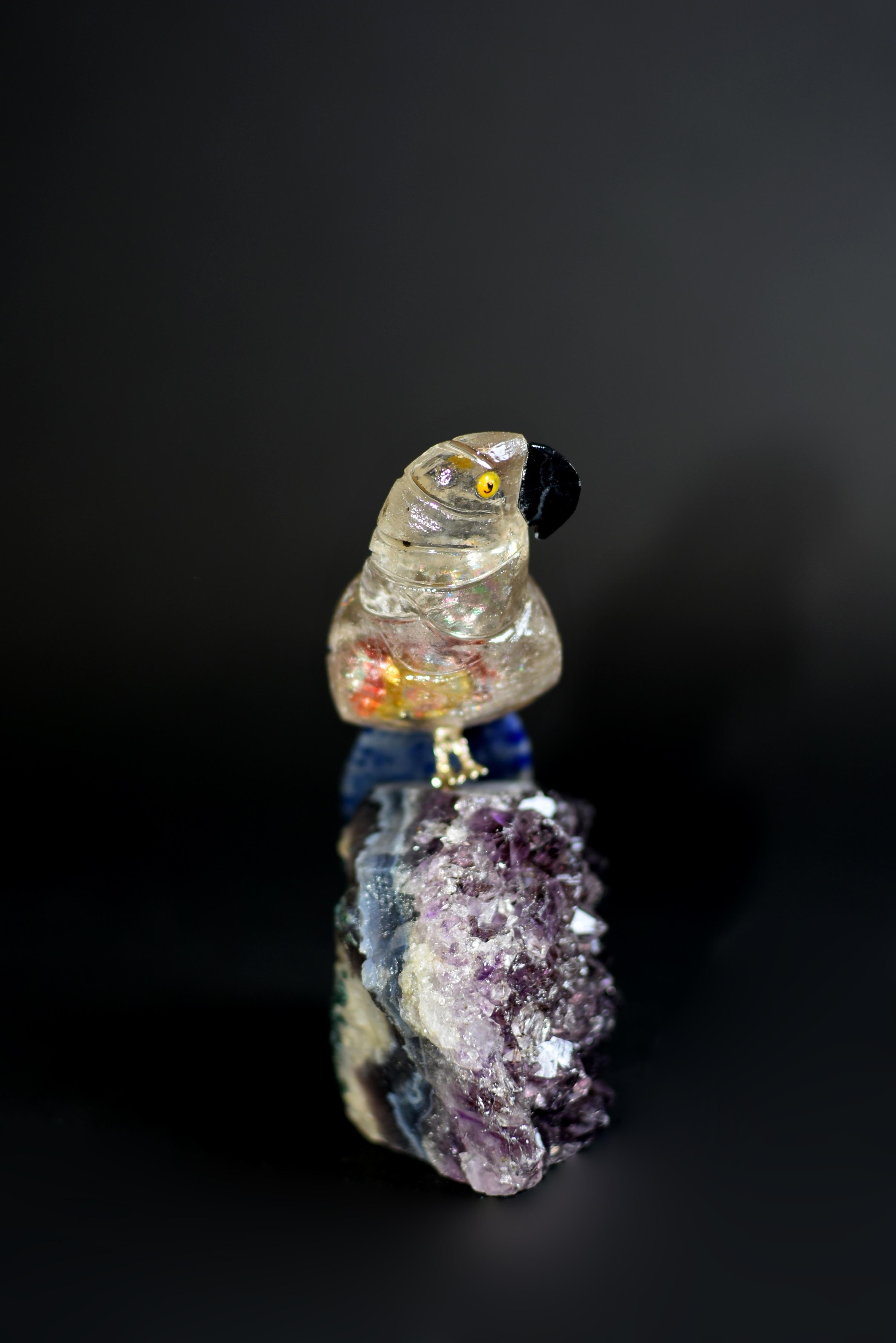 Sculpté à la main Cristal de roche Gemstone Oiseau perroquet sur améthyste en vente