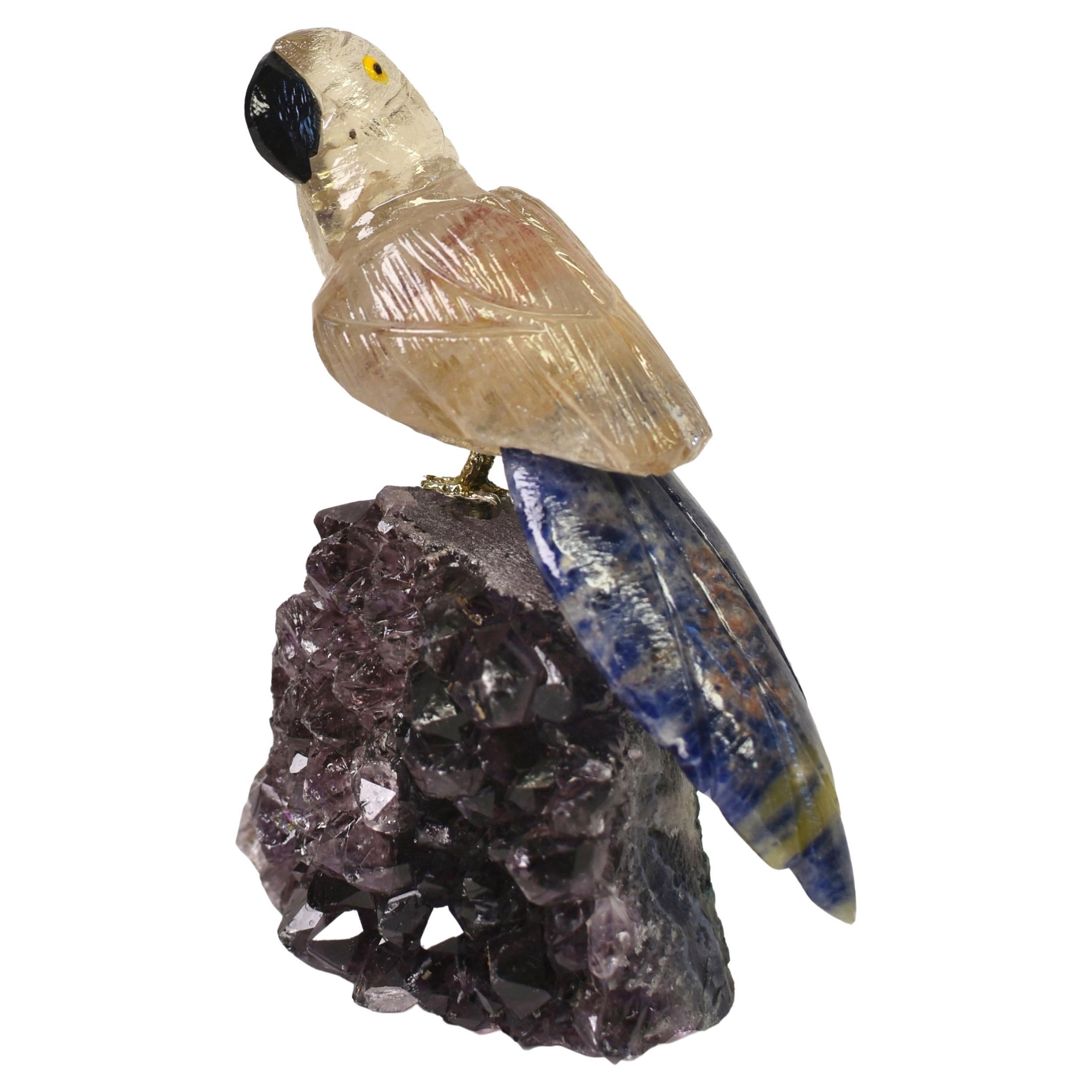 Bergkristall Edelstein Papagei Vogel auf Amethyst im Angebot