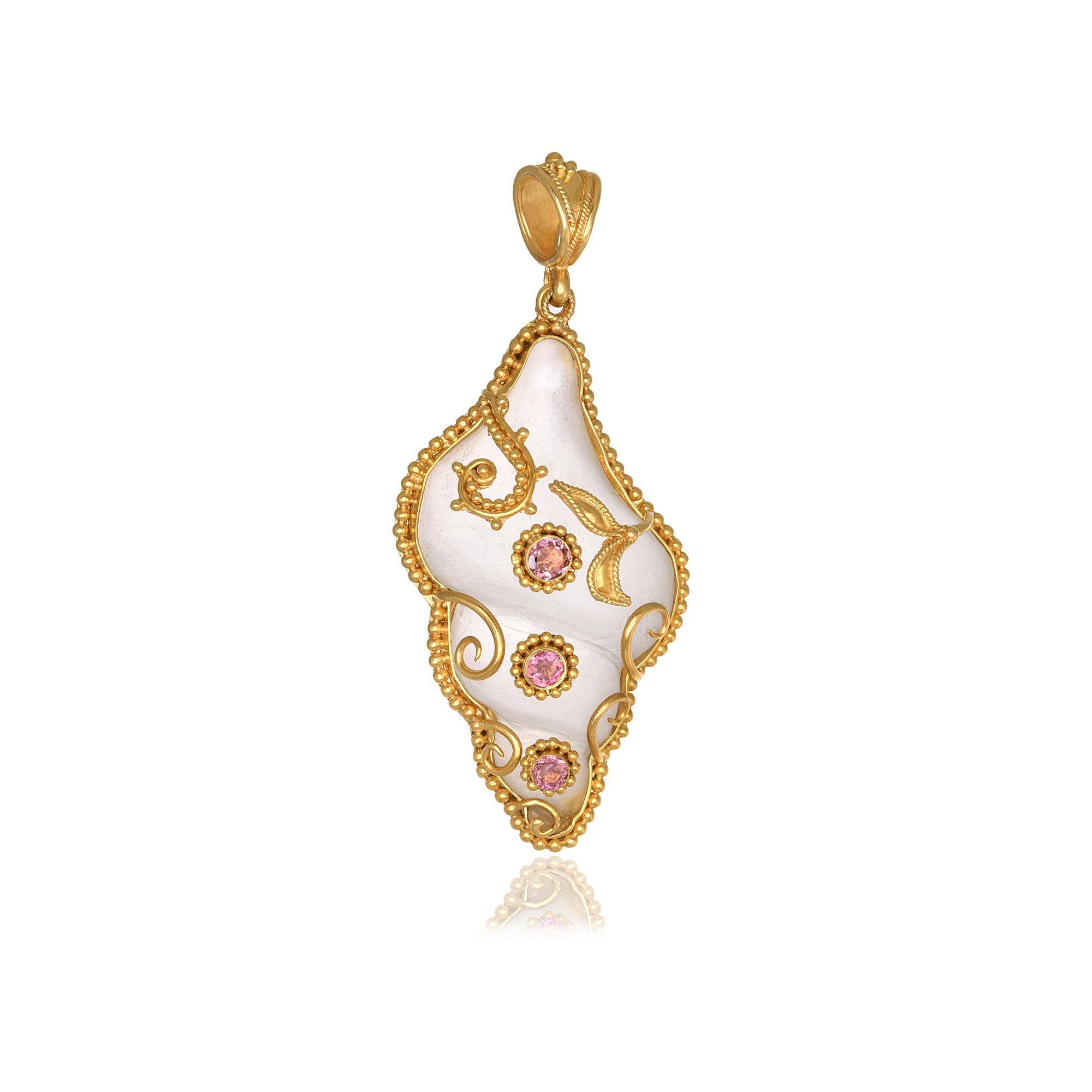 Collier pendentif en cristal de roche taillé en forme de coquille, fabriqué à la main en or jaune 22Kt, avec des tourmalines rondes. Ce bijou à couper le souffle est tressé selon les techniques ancestrales de la granulation et du filigrane.