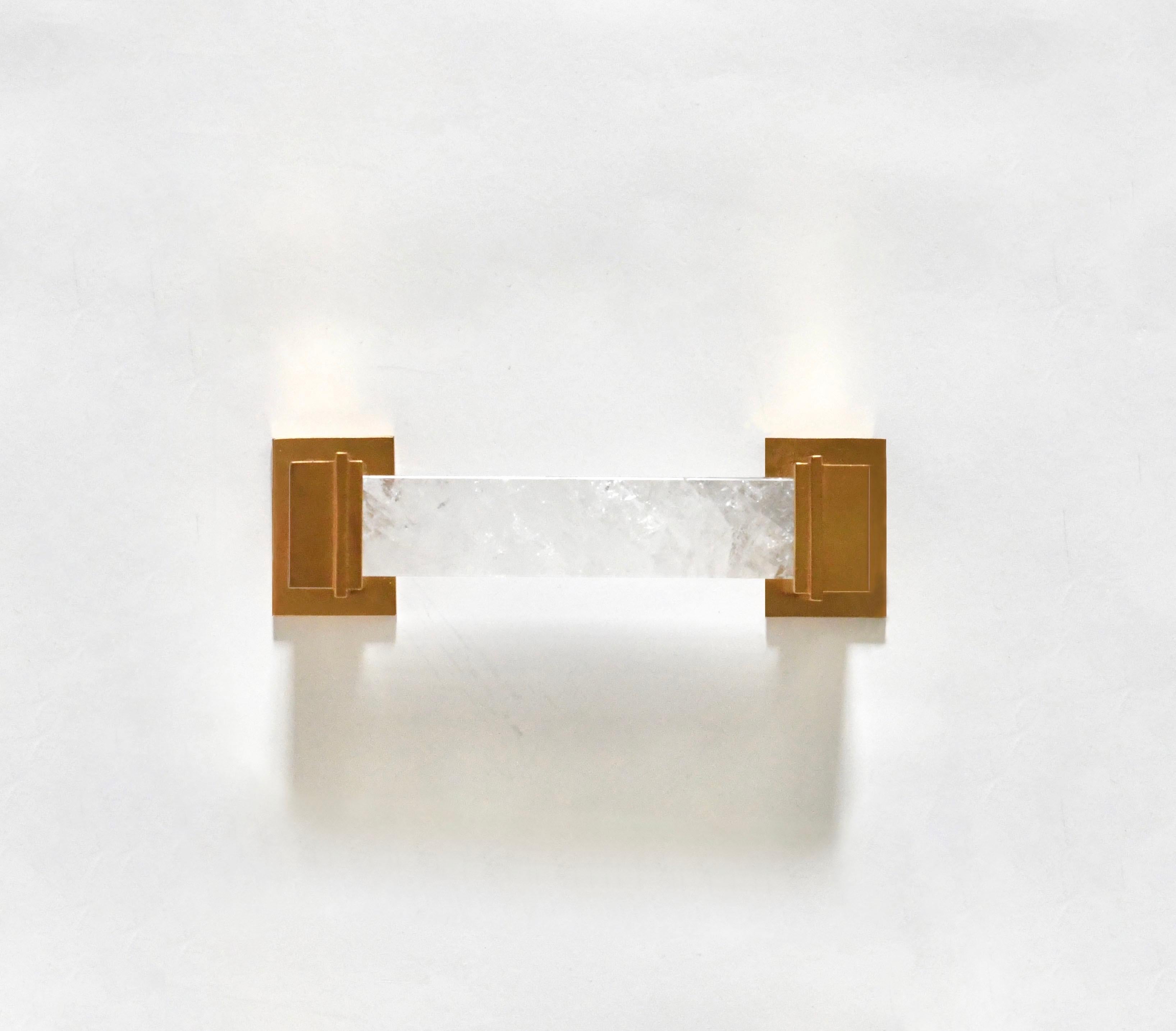 Une poignée de luxe en quartz de cristal de roche avec une finition plaquée or mat. Les plaques sous la poignée ont été conçues pour être fixées sur une surface en verre. Créé par Phoenix Gallery, NYC.
Taille et finition métallique personnalisées