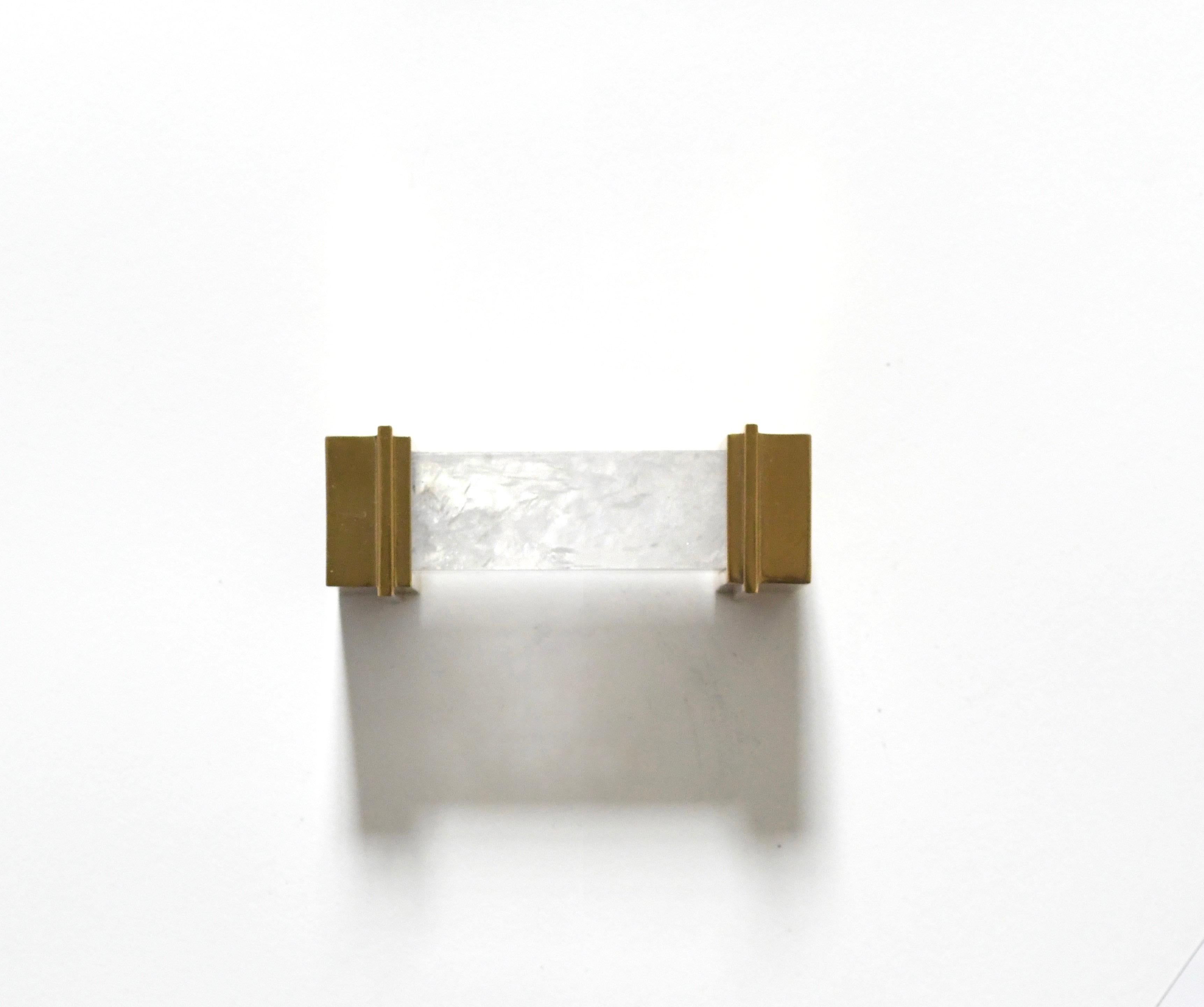 Une poignée en quartz de cristal de roche de forme élégante avec une finition en laiton poli. Créé par Phoenix Gallery, NYC.
Taille et finition métallique personnalisées sur demande.