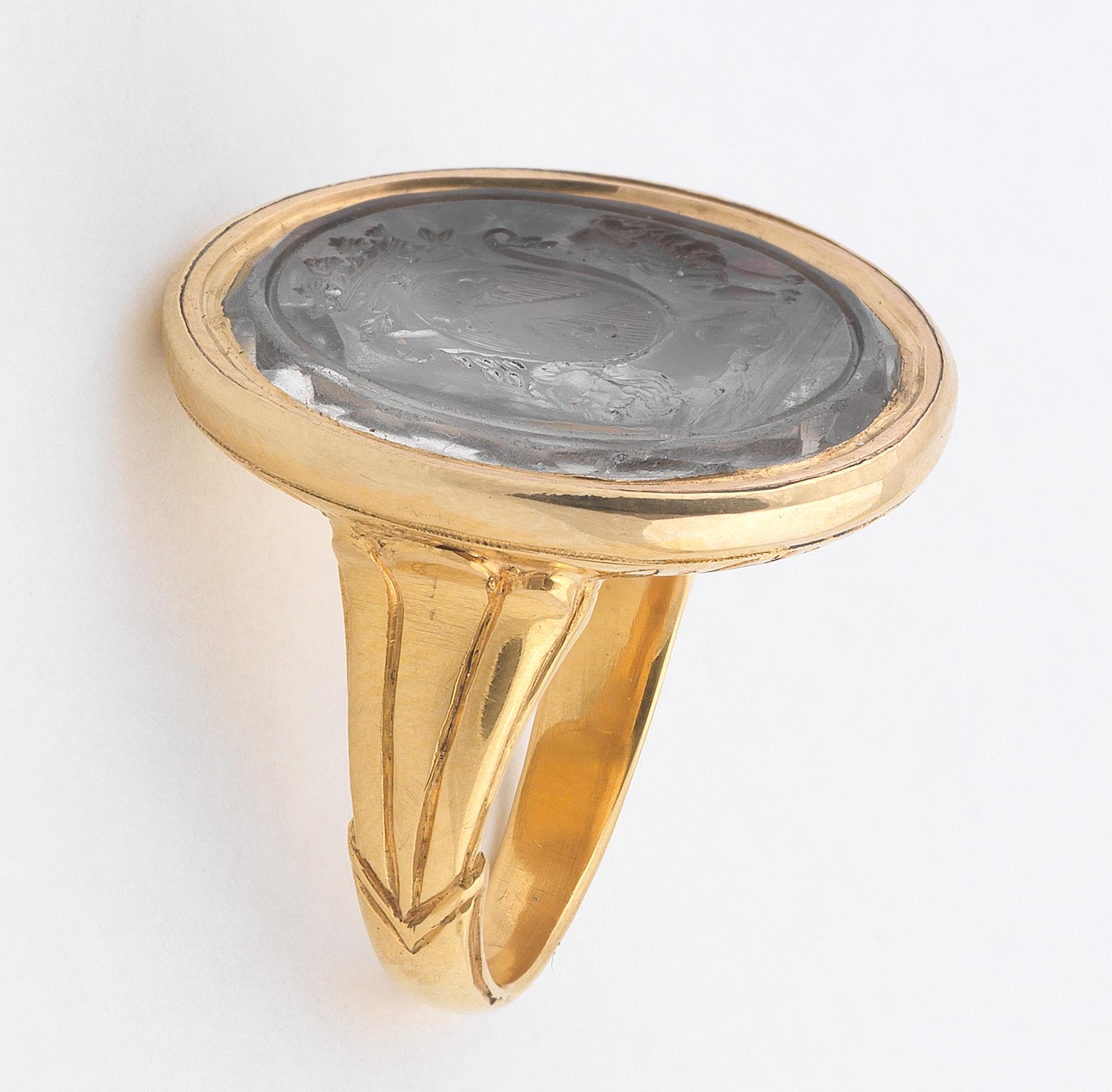 

Oval, depicting a French crest, in a gold mount, ring size 7 , length 25mm, width 21mm
Weight: 15,7gr.
