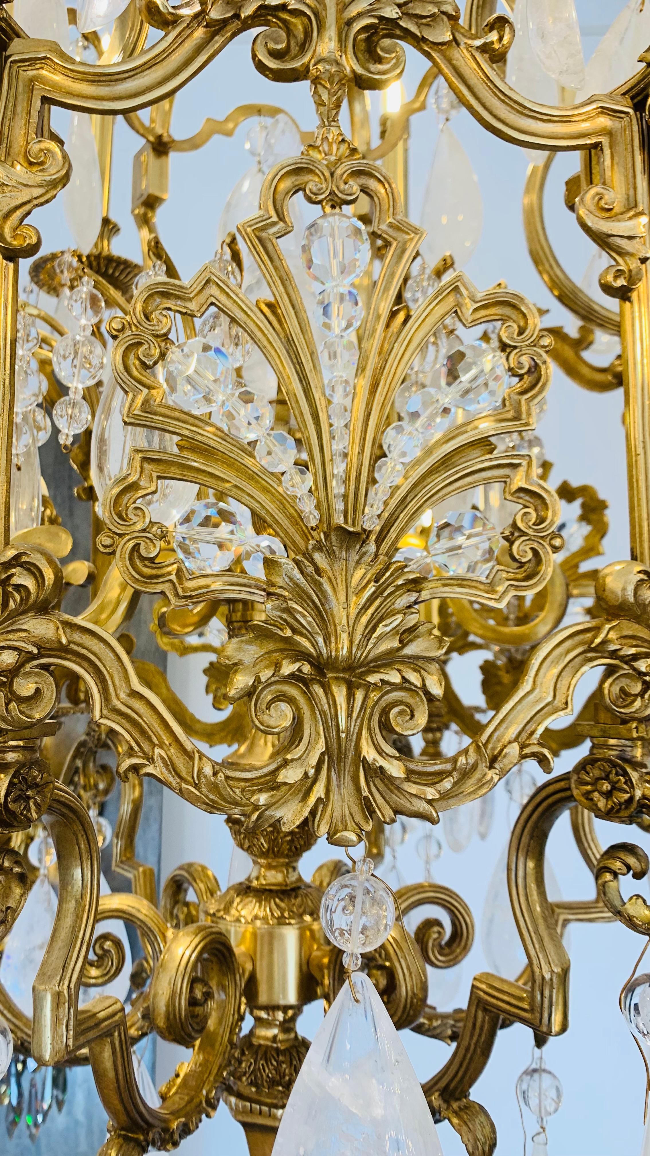 Diese sechseckige Laterne in Bronze, von bewegter Form, ist charakteristisch für den Stil Louis XIV, der durch die Majestät und den Reichtum gekennzeichnet ist.
Majestätische Laterne mit 12 Lichterarmen und einem Schaft, der reich mit Bogen und