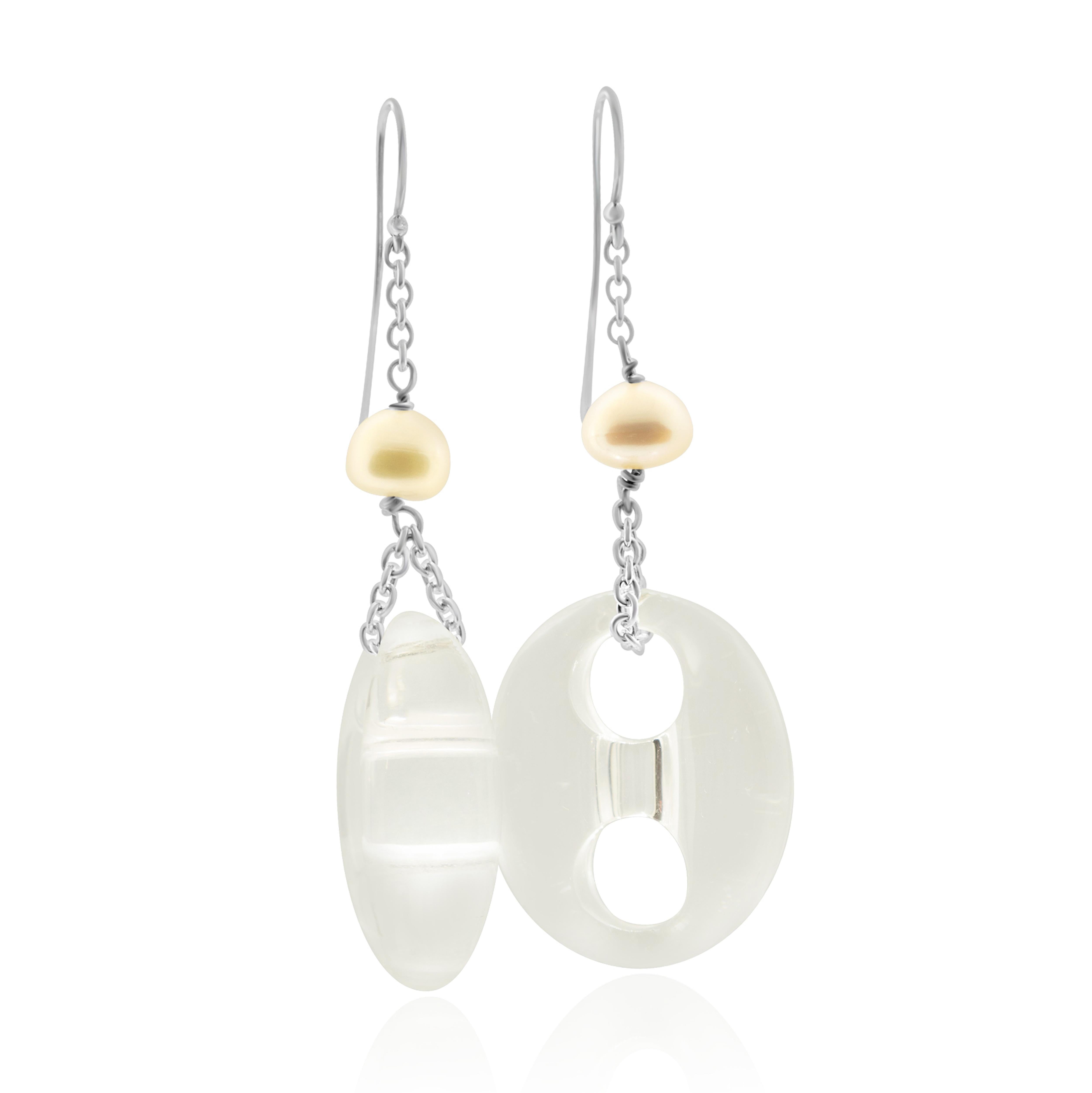 La qualità firmata Intini Jewels su un gioiello dal design moderno e contemporaneo. Splendidi orecchini con cristalli di rocca dalla forma unica di pastello marino. Impreziosito da una catena in argento sterling, ti farà apparire bellissima e piena