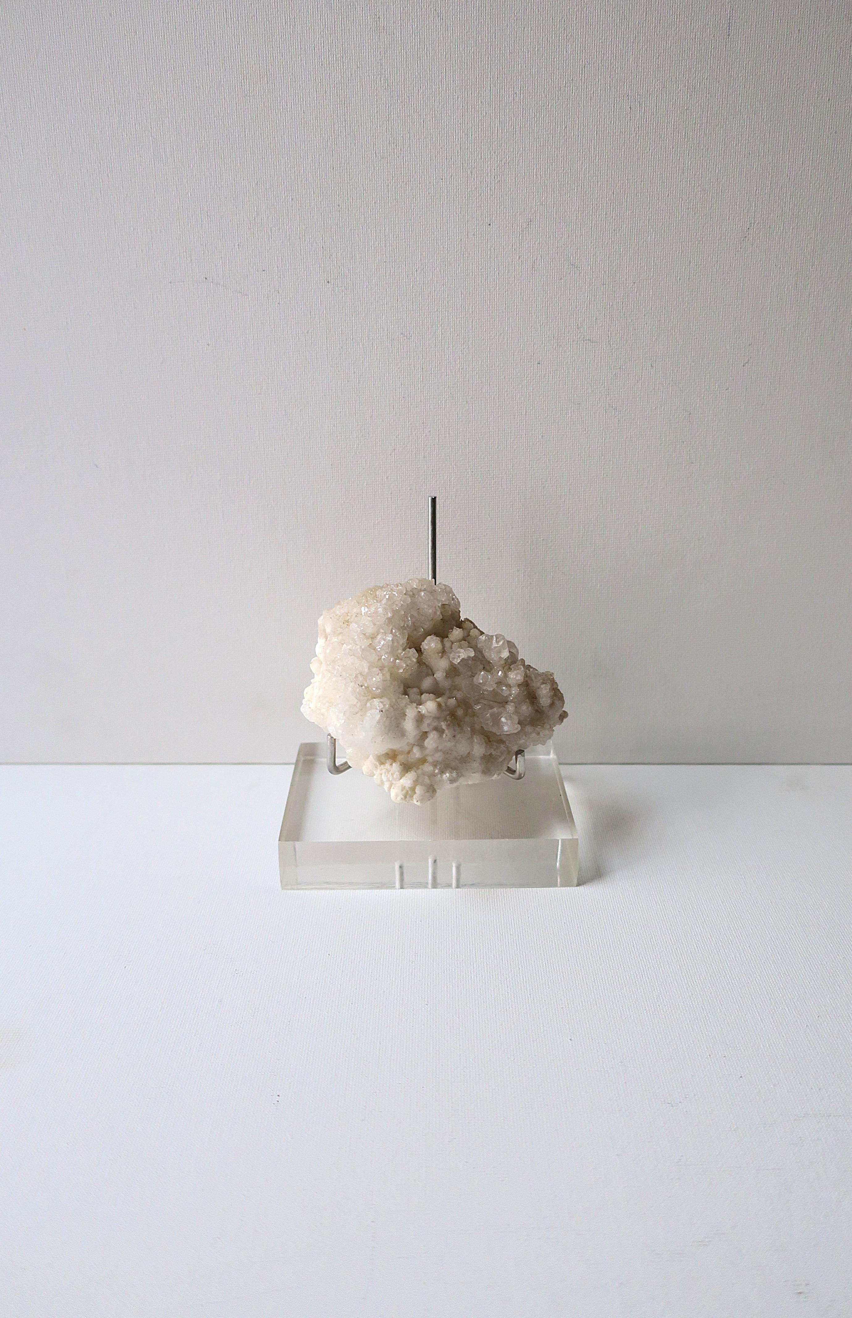 Esemplare naturale di cristallo di rocca con supporto in lucite, circa fine XX secolo. Un bellissimo esemplare di cristallo di rocca di colore bianco naturale, bianco sporco e marrone con espositore in lucite e metallo. Dimensioni complessive: 3,5